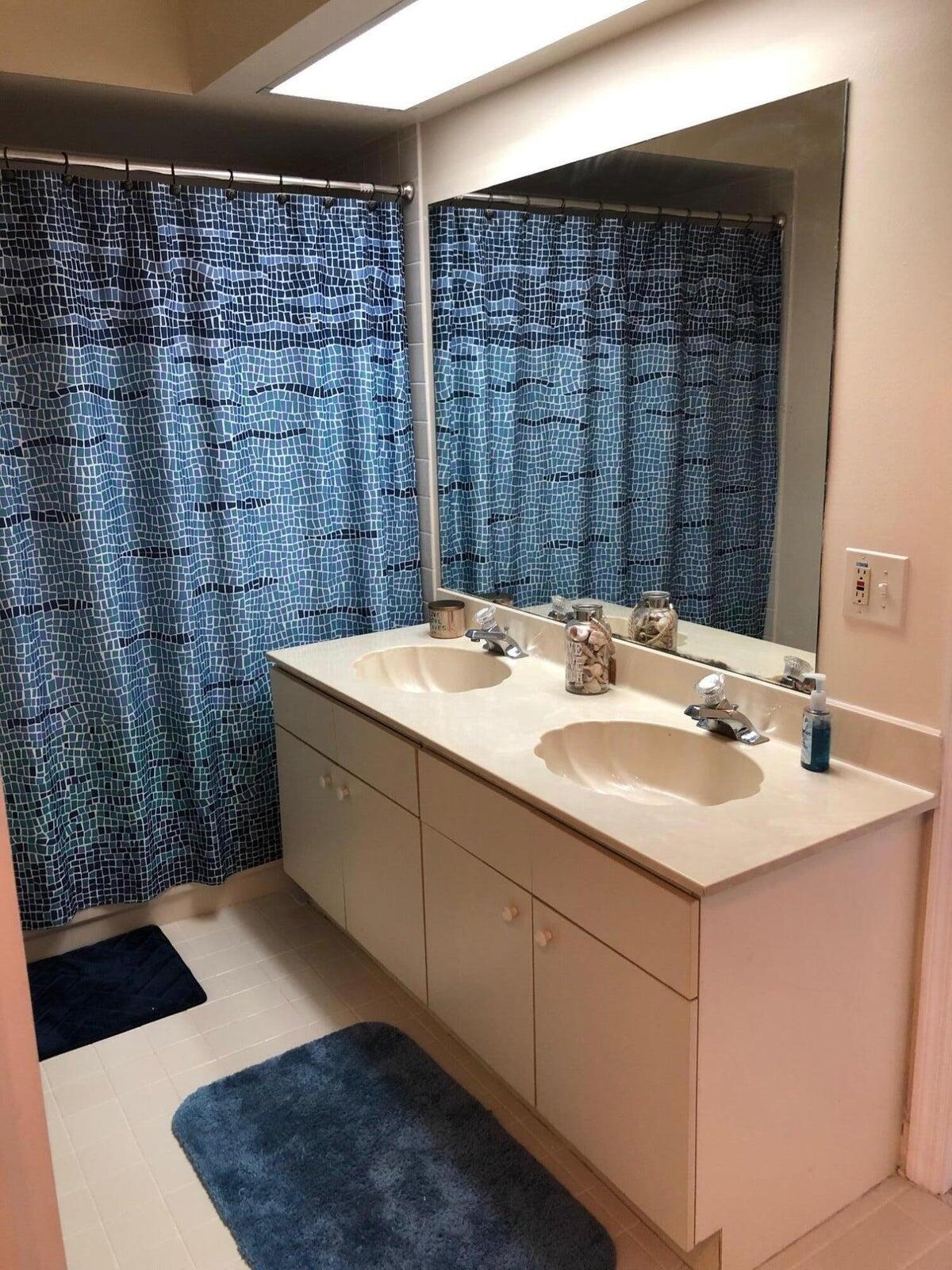 22 Lexington Lane W E