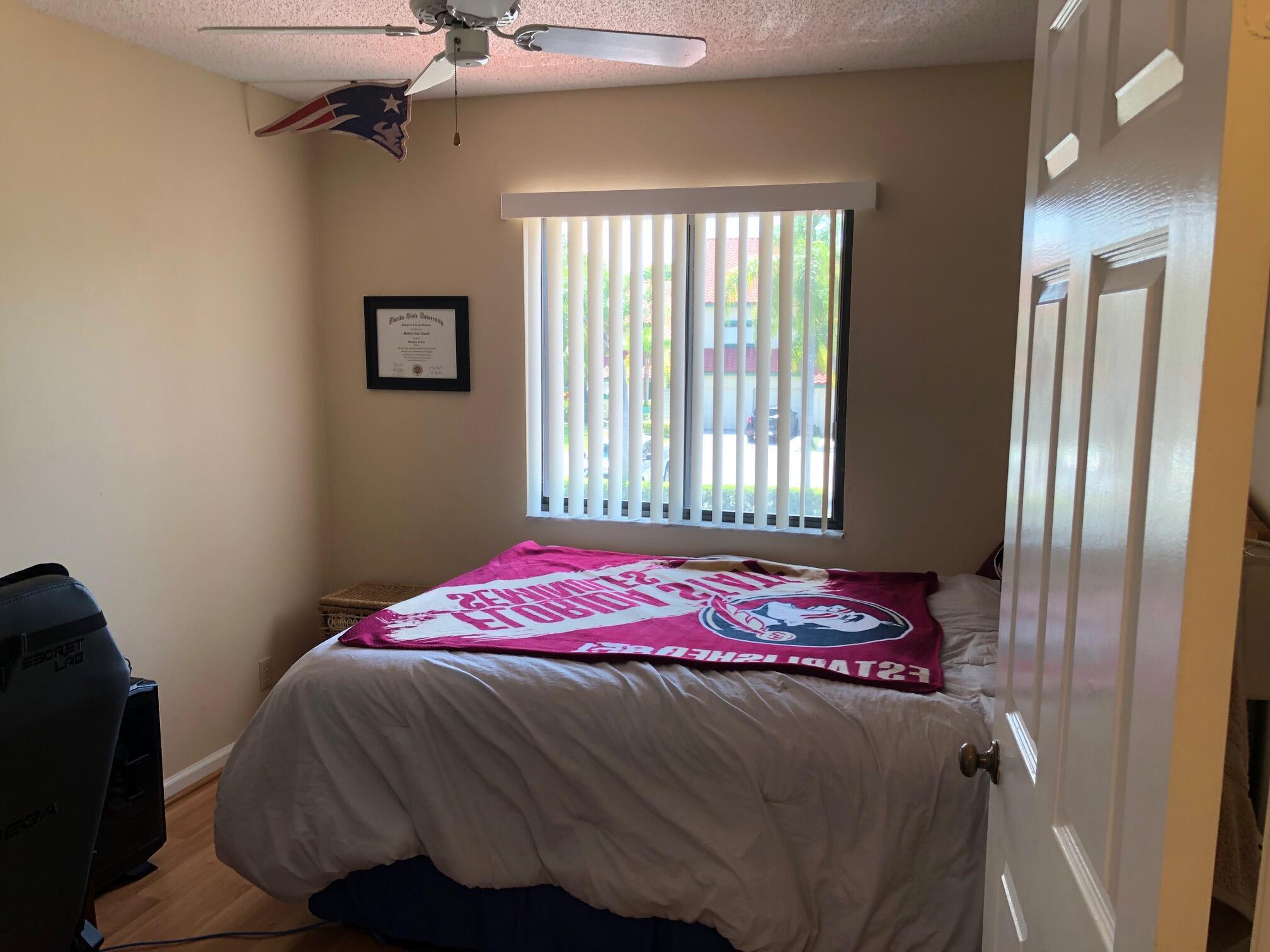 22 Lexington Lane W E