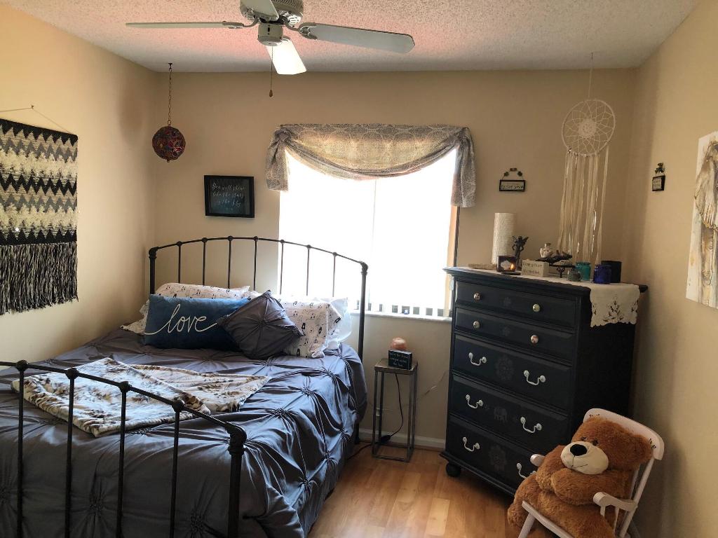 22 Lexington Lane W E