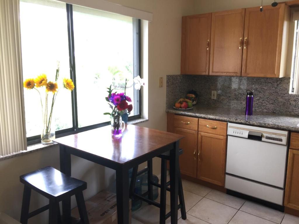 22 Lexington Lane W E