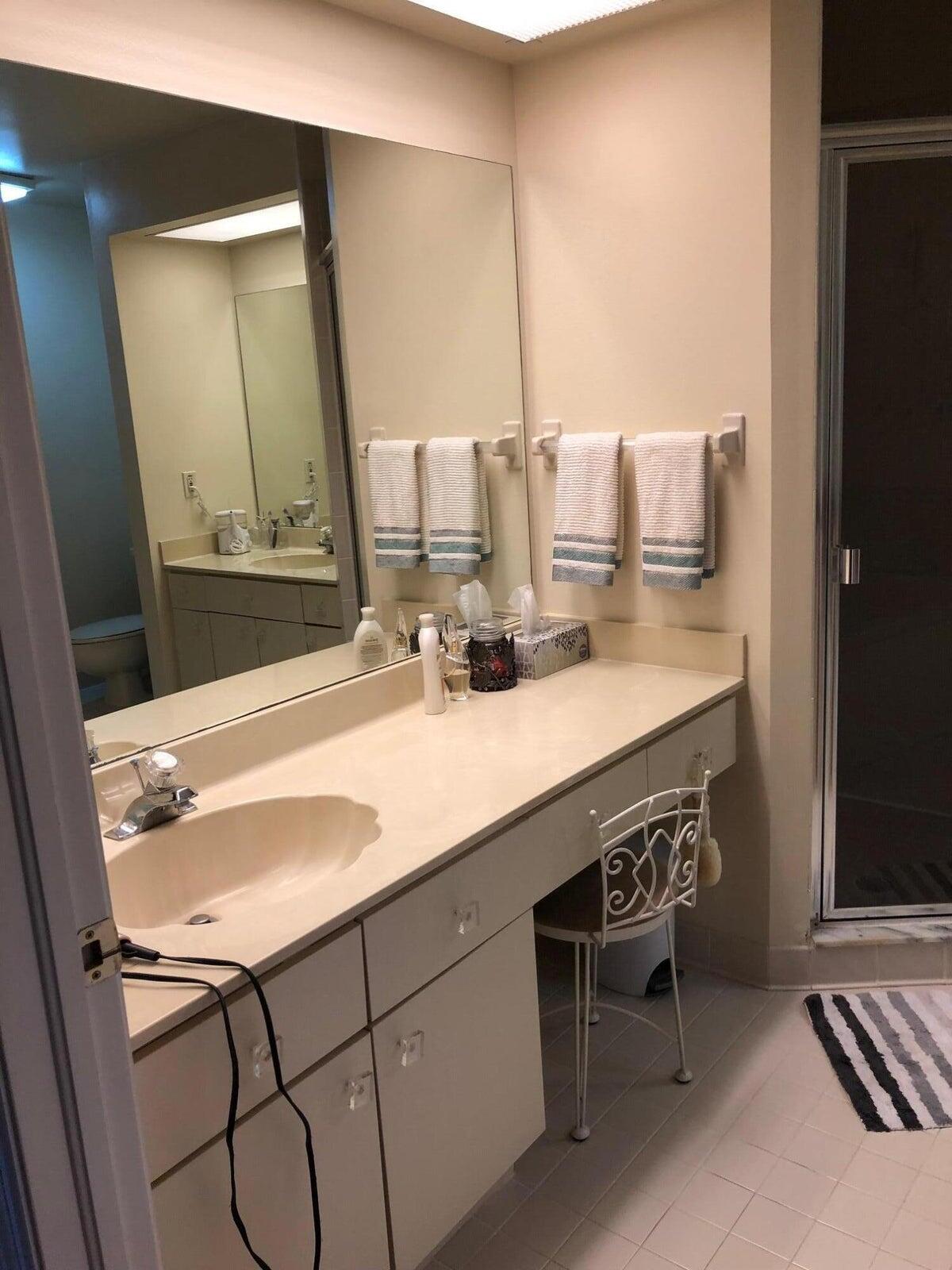 22 Lexington Lane W E