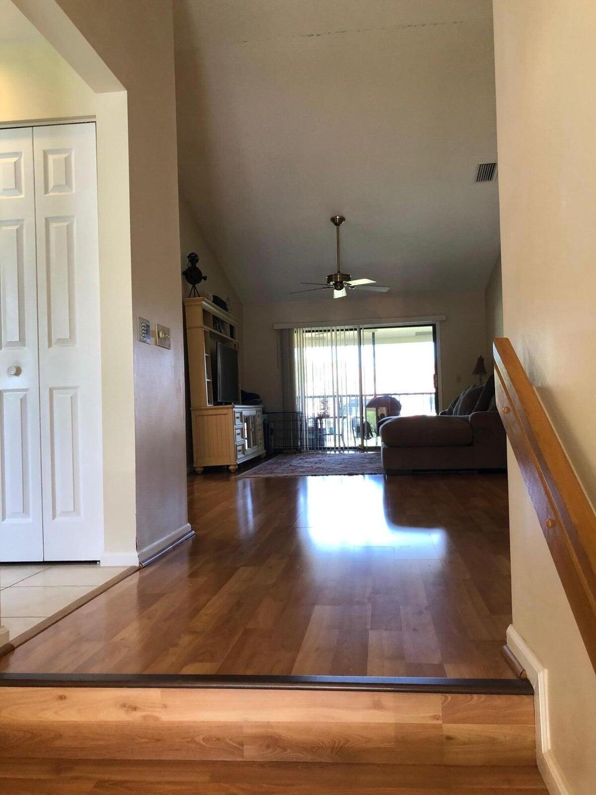 22 Lexington Lane W E