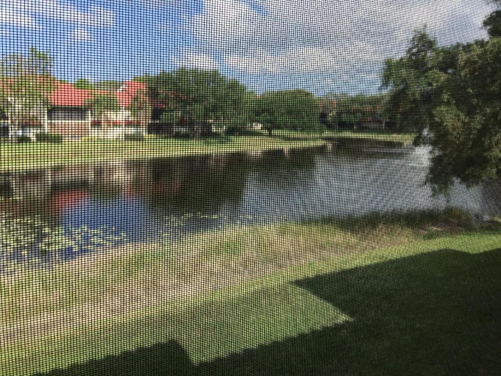 22 Lexington Lane W E