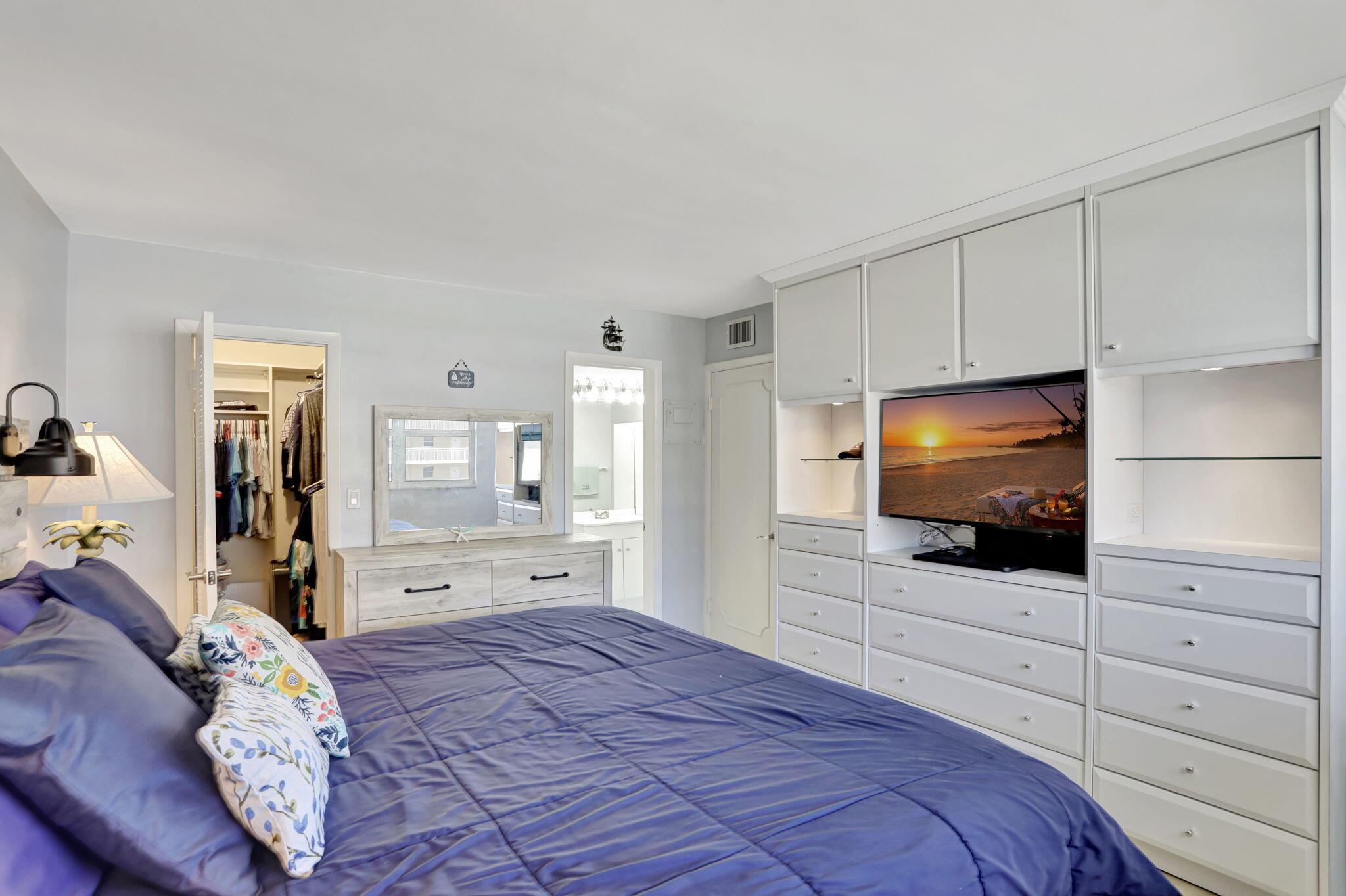 1050 Hillsboro Mile 806w