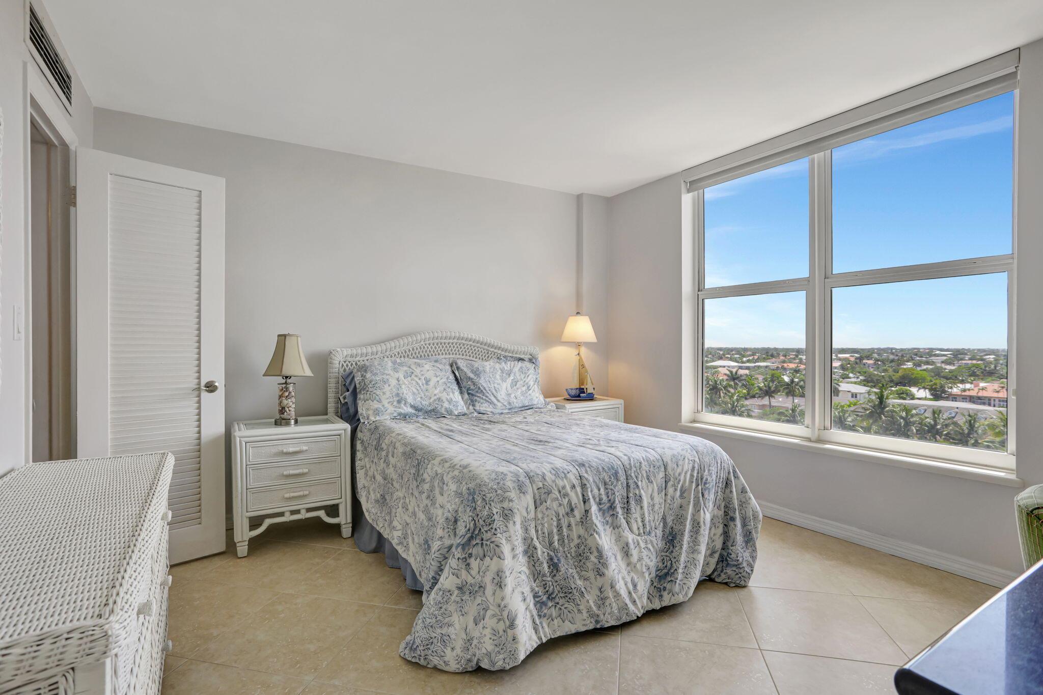 1050 Hillsboro Mile 806w