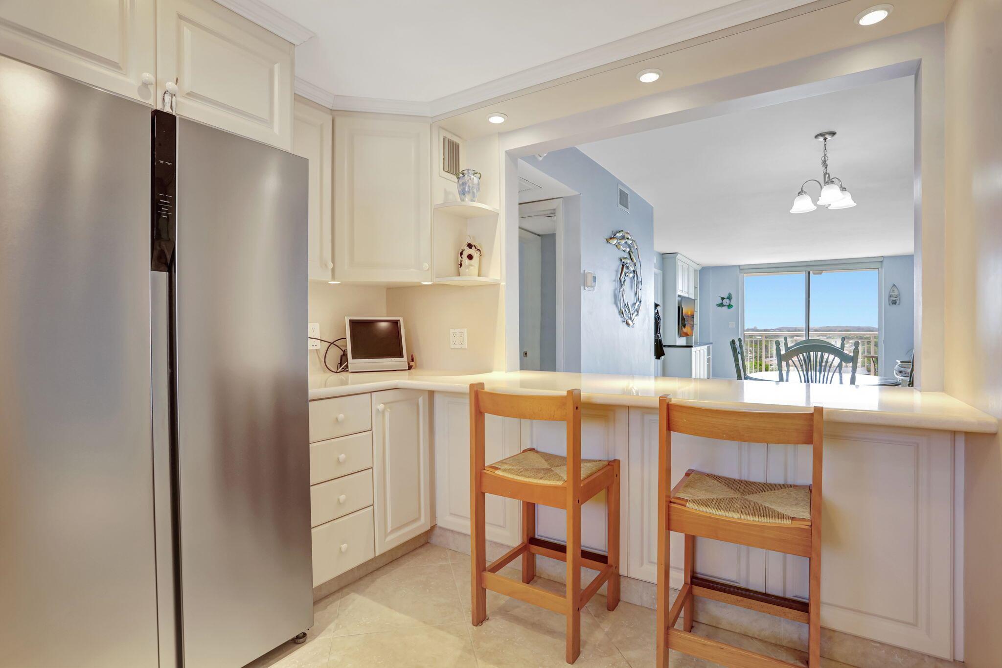 1050 Hillsboro Mile 806w