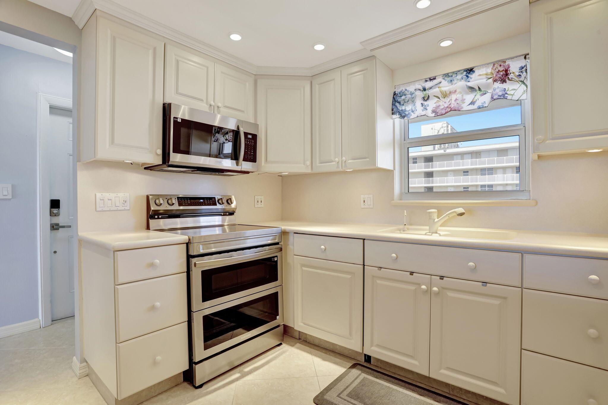 1050 Hillsboro Mile 806w