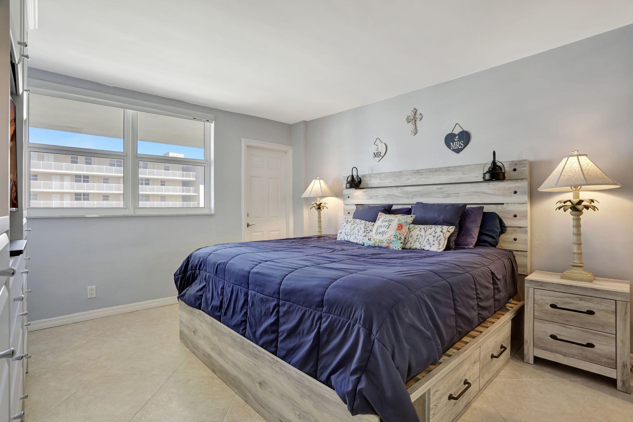 1050 Hillsboro Mile 806w
