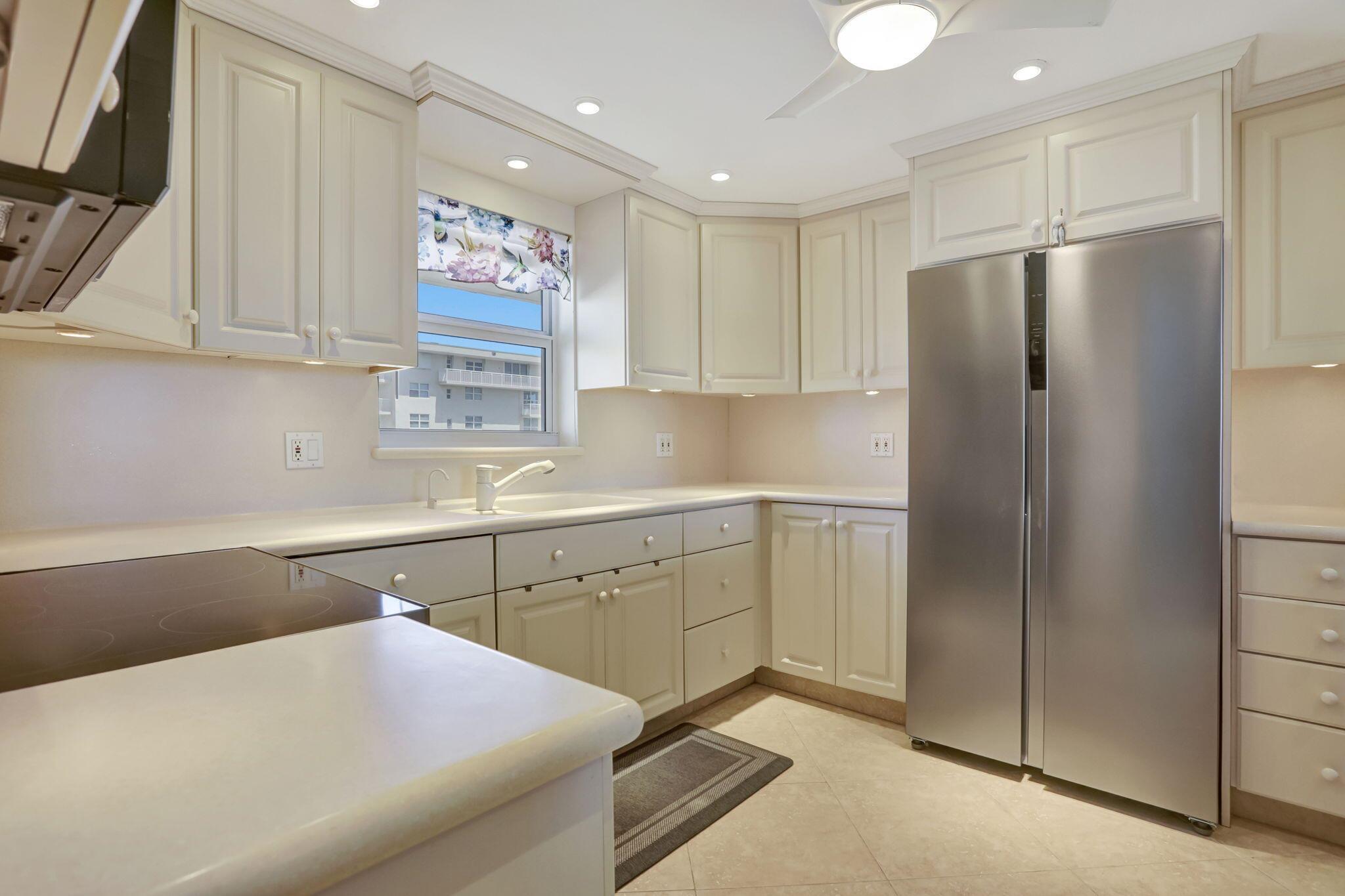 1050 Hillsboro Mile 806w