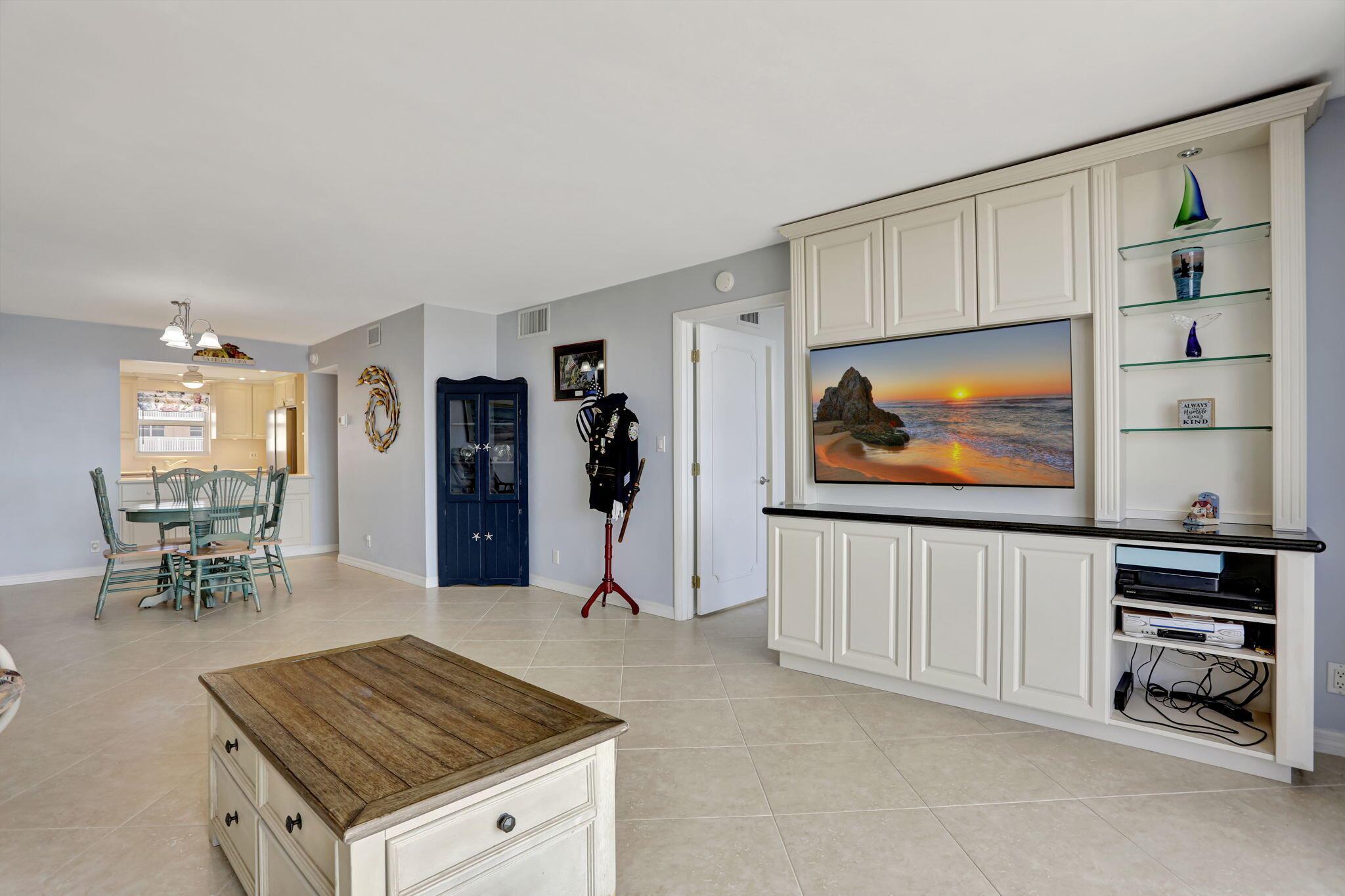 1050 Hillsboro Mile 806w