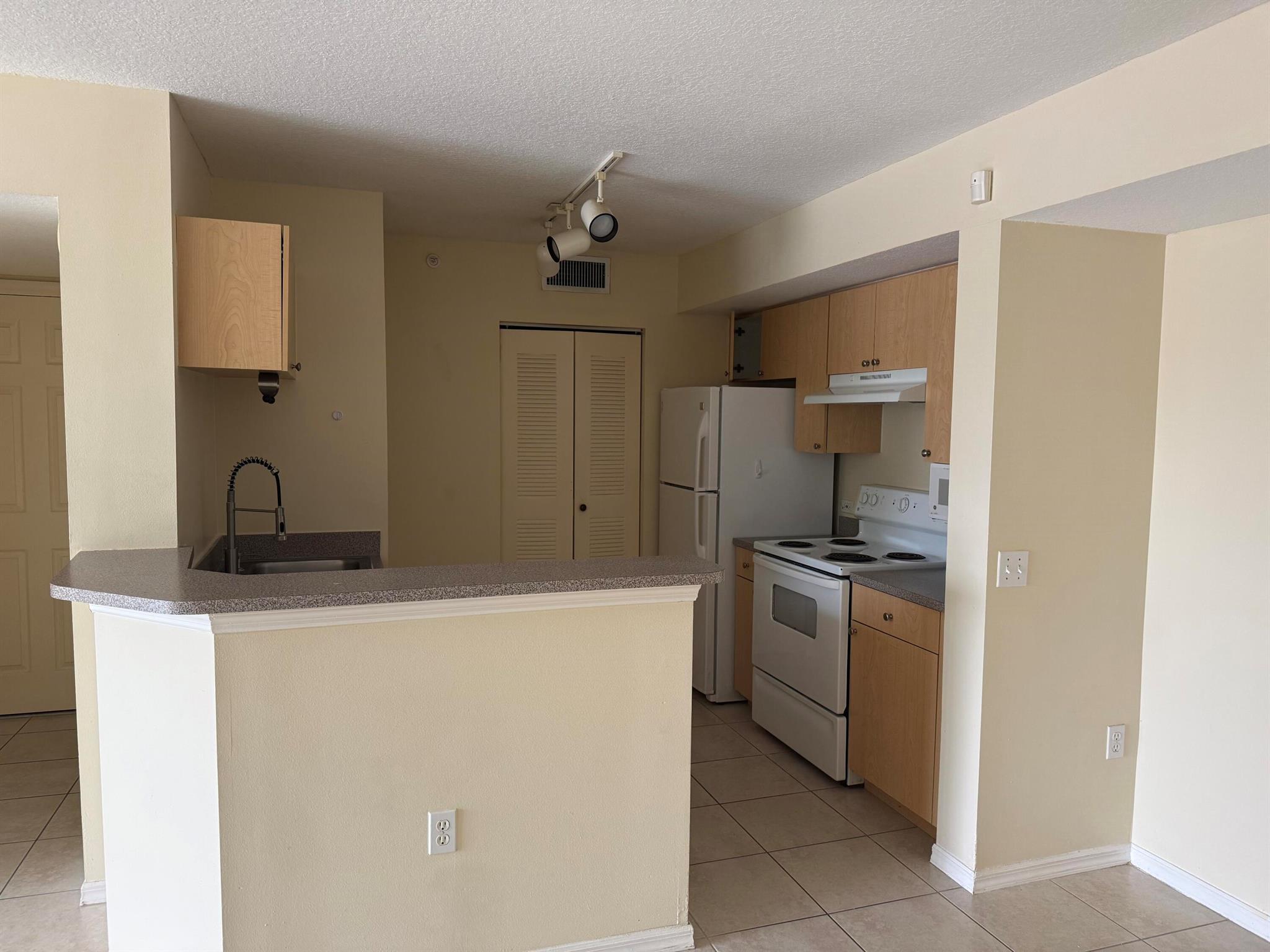 1213 E Villa Circle E 1213