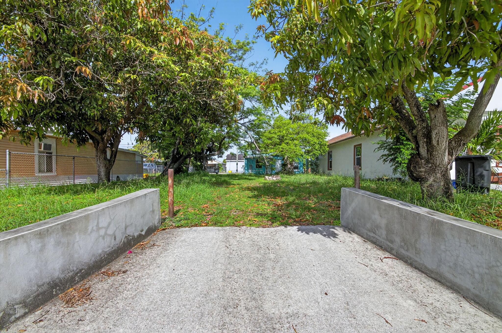 323 S E Street