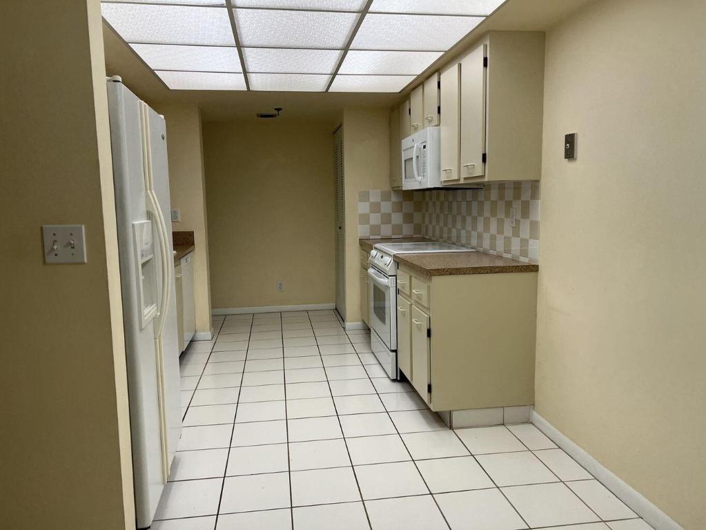 955 Egret Circle 202