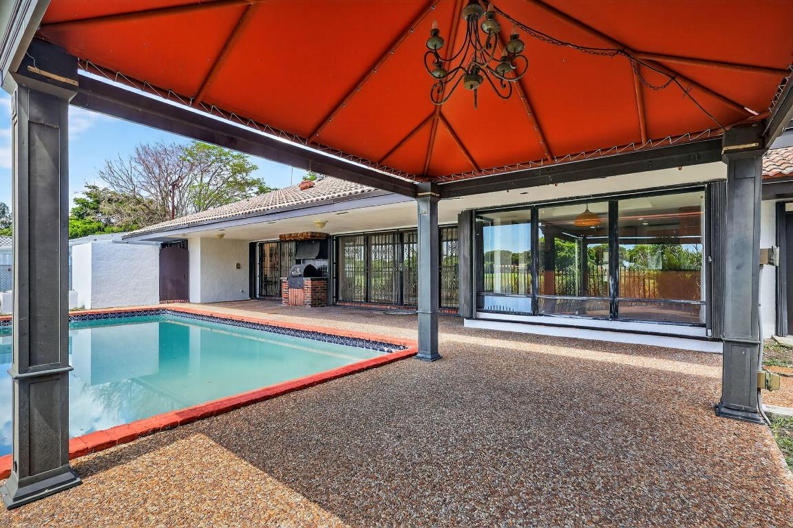 19811 W Oakmont Drive