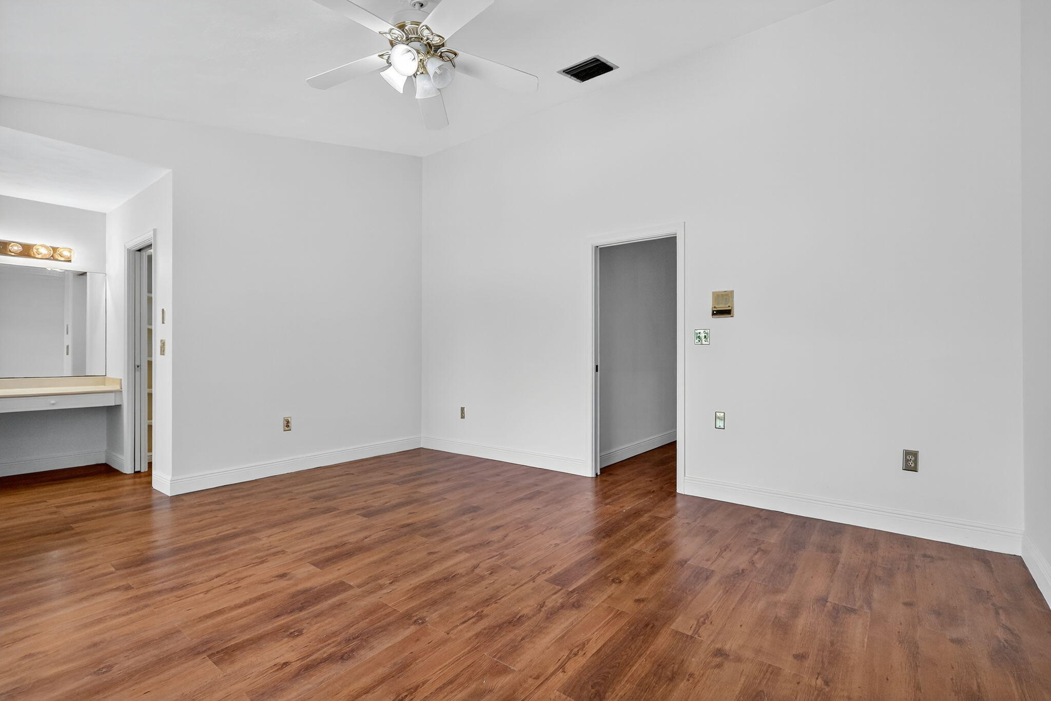 19811 W Oakmont Drive