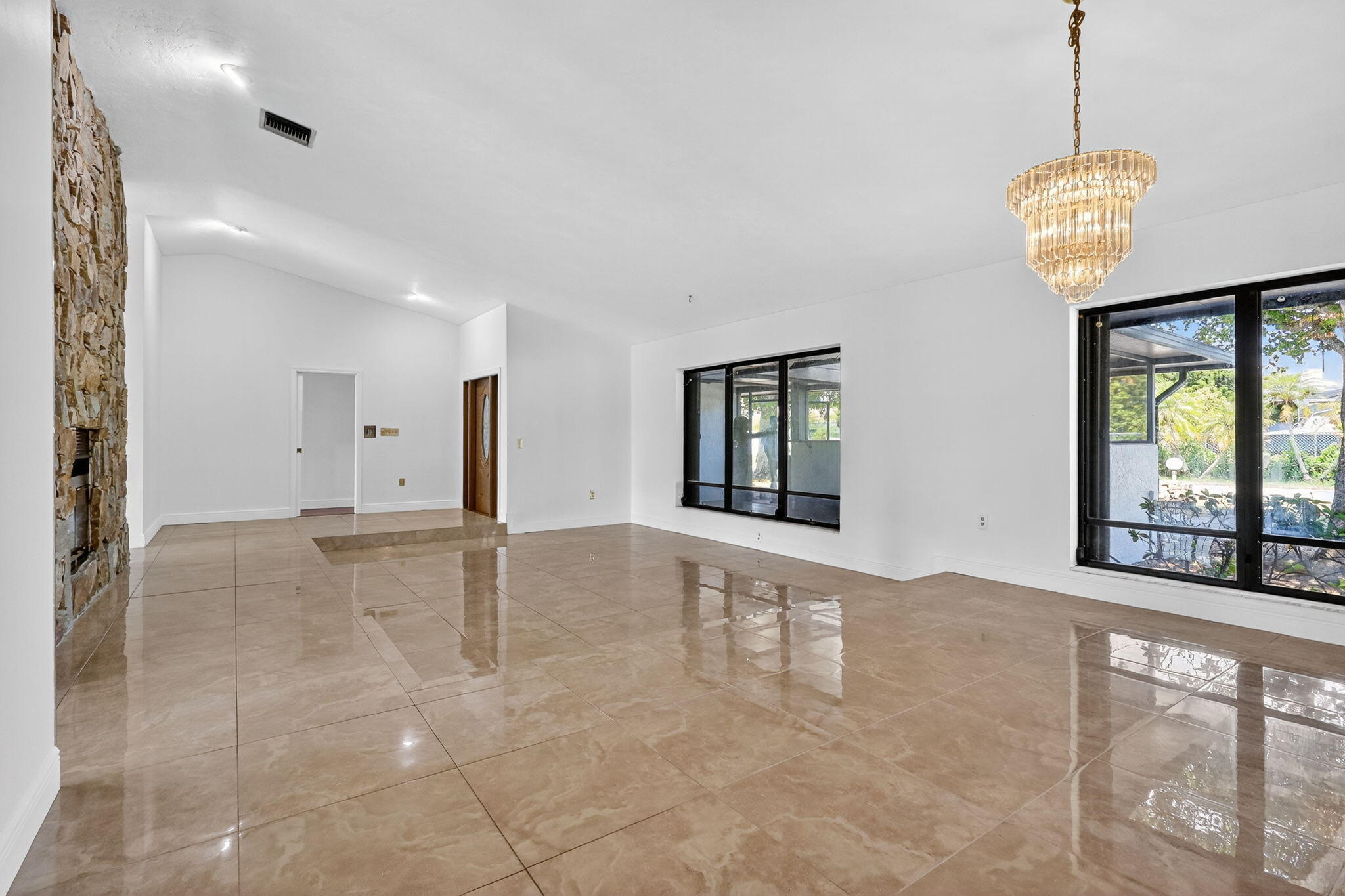 19811 W Oakmont Drive