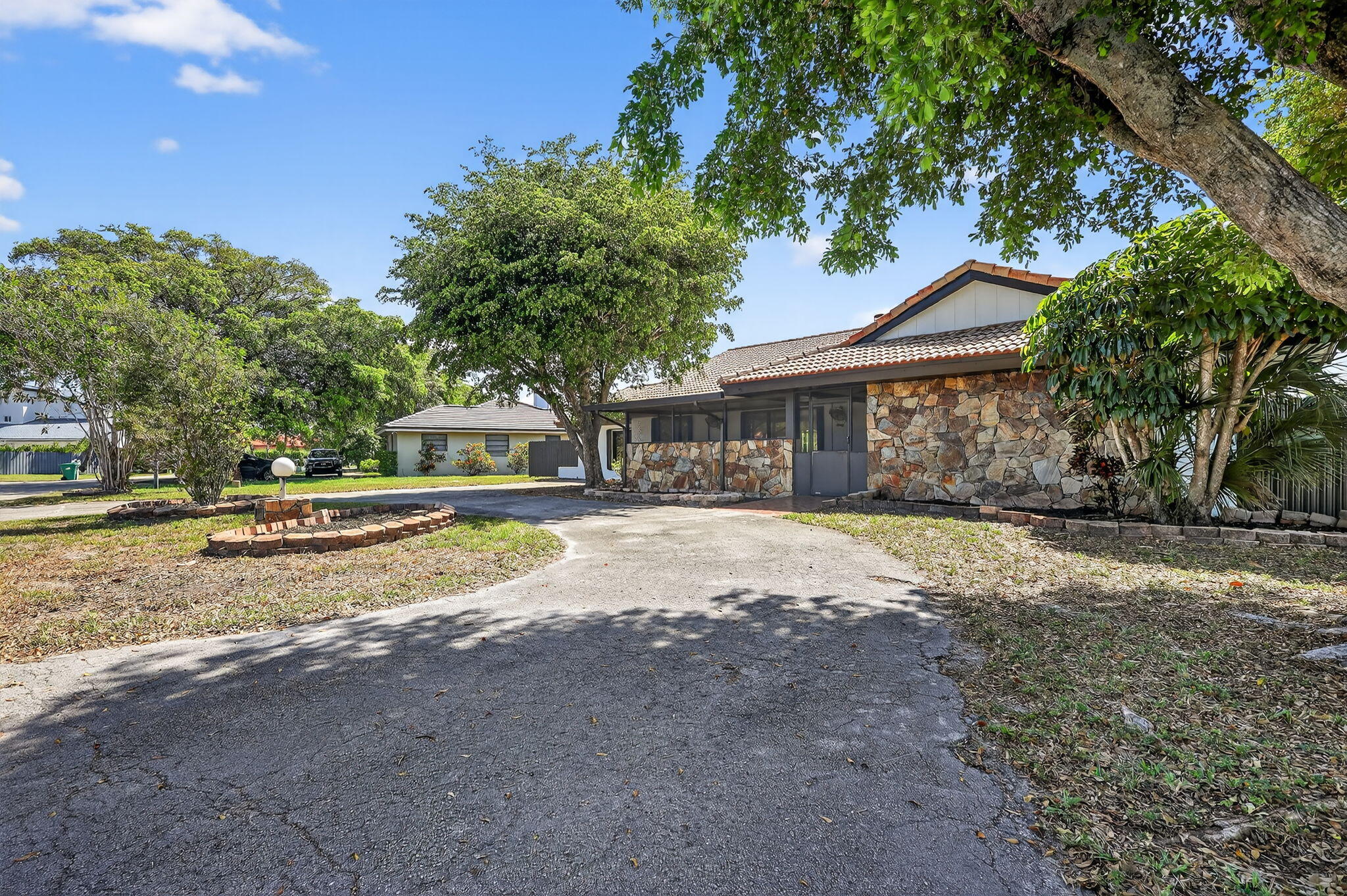 19811 W Oakmont Drive