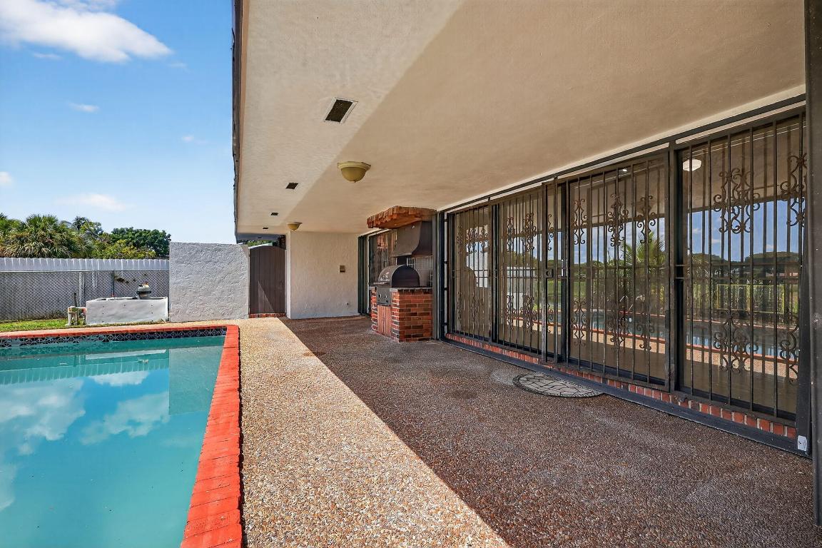 19811 W Oakmont Drive