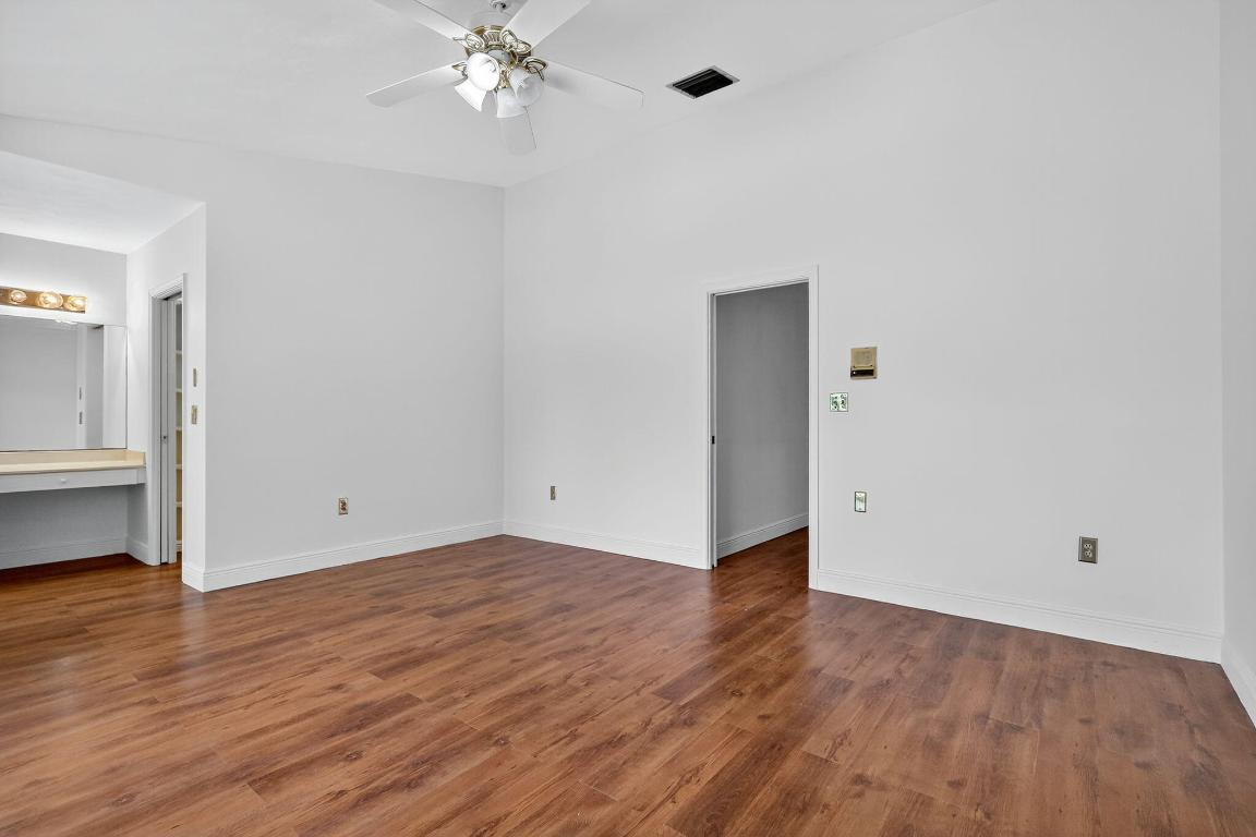 19811 W Oakmont Drive