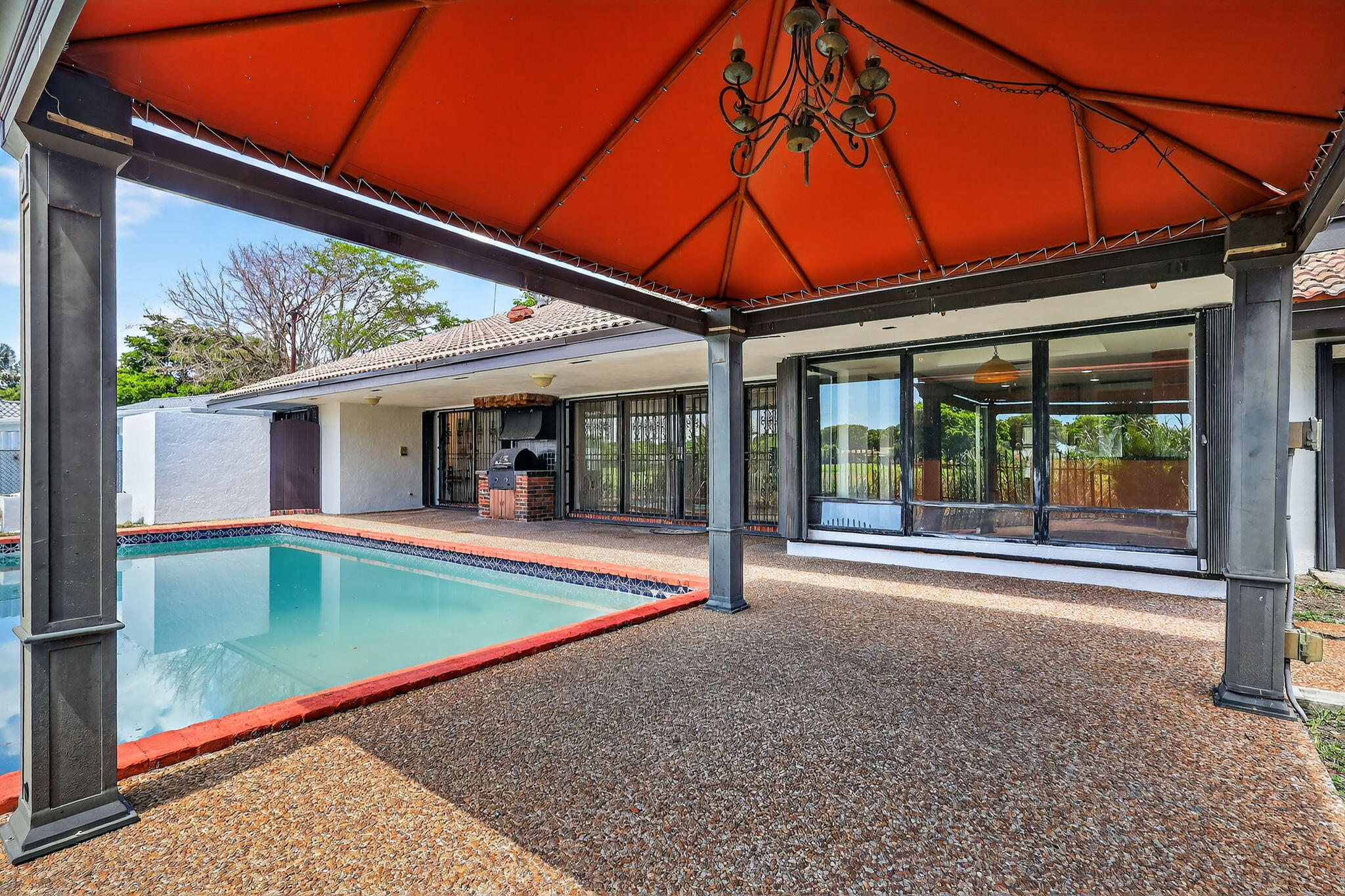 19811 W Oakmont Drive