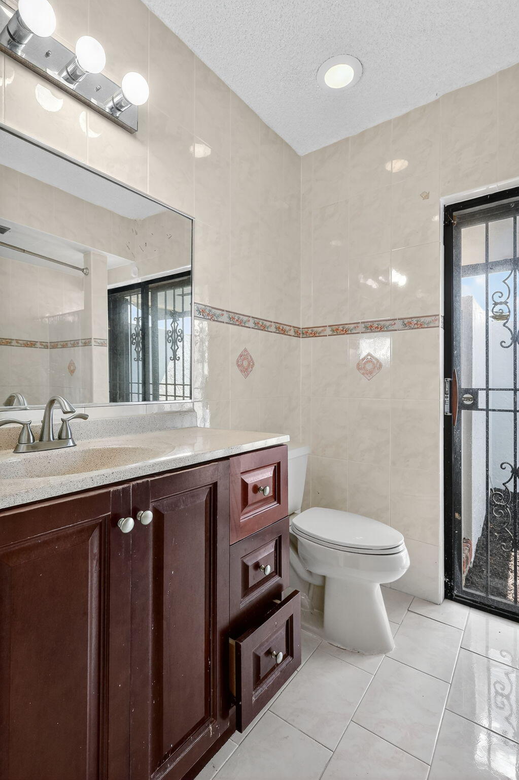 19811 W Oakmont Drive