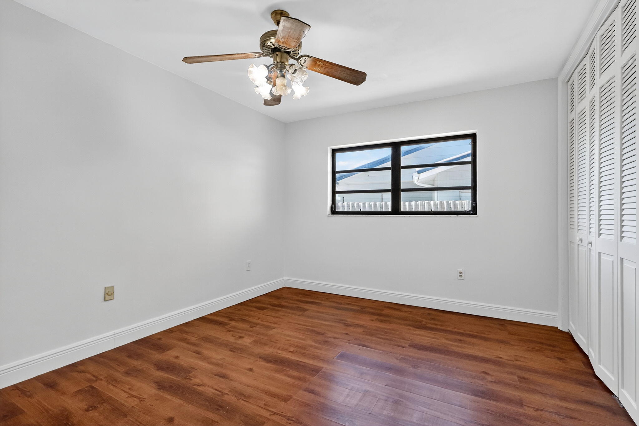 19811 W Oakmont Drive