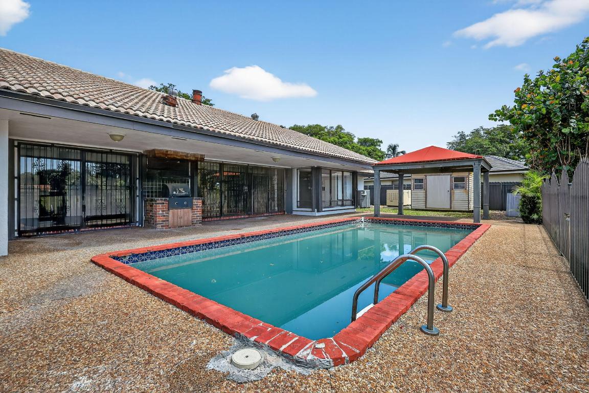 19811 W Oakmont Drive