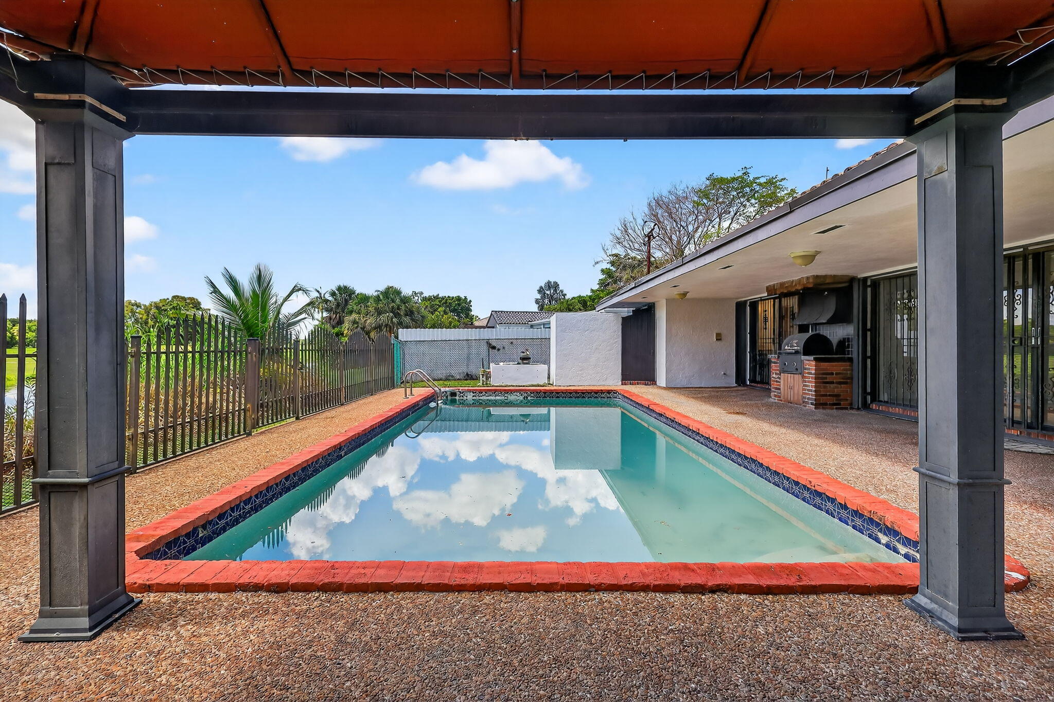 19811 W Oakmont Drive