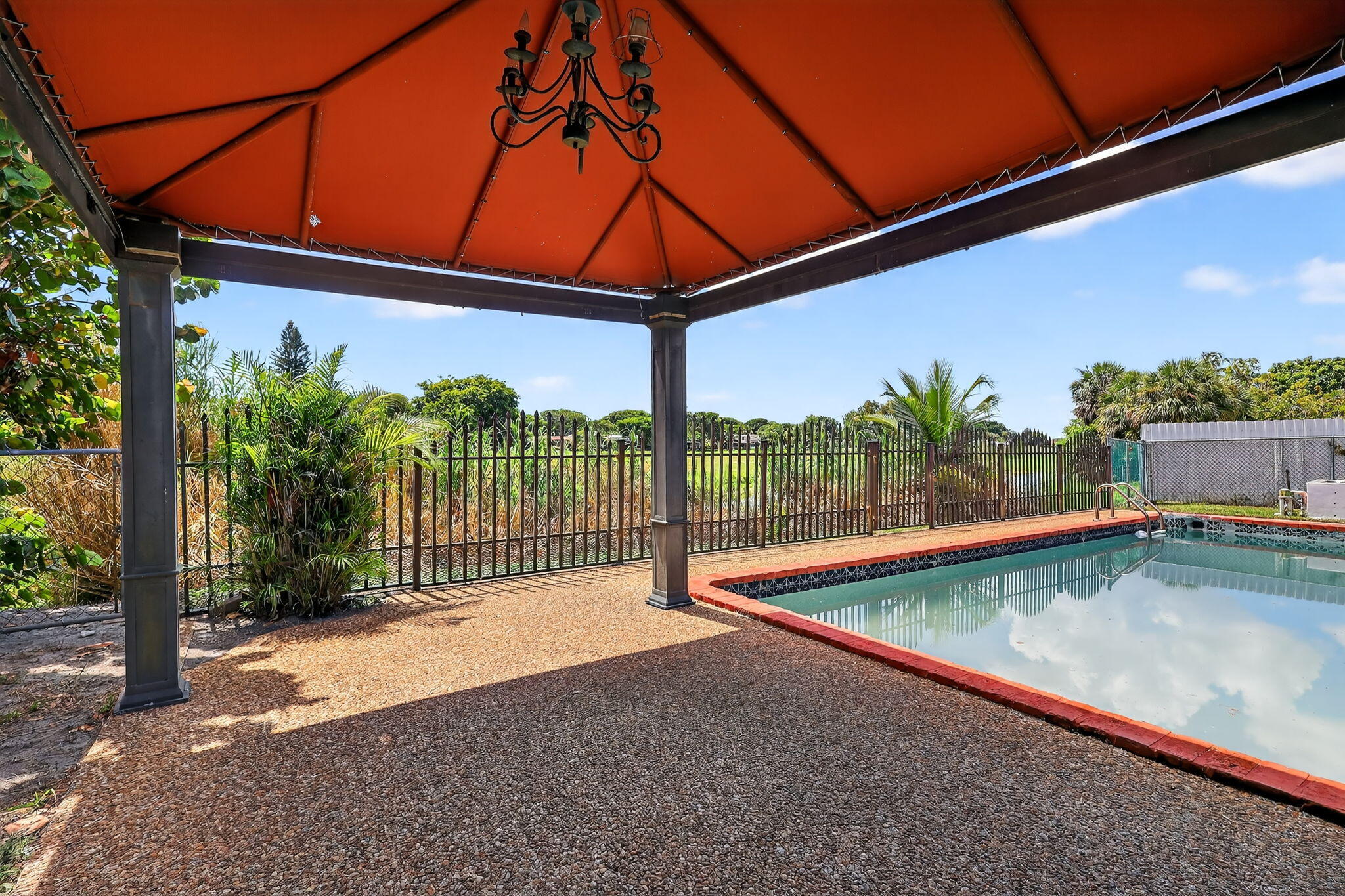 19811 W Oakmont Drive