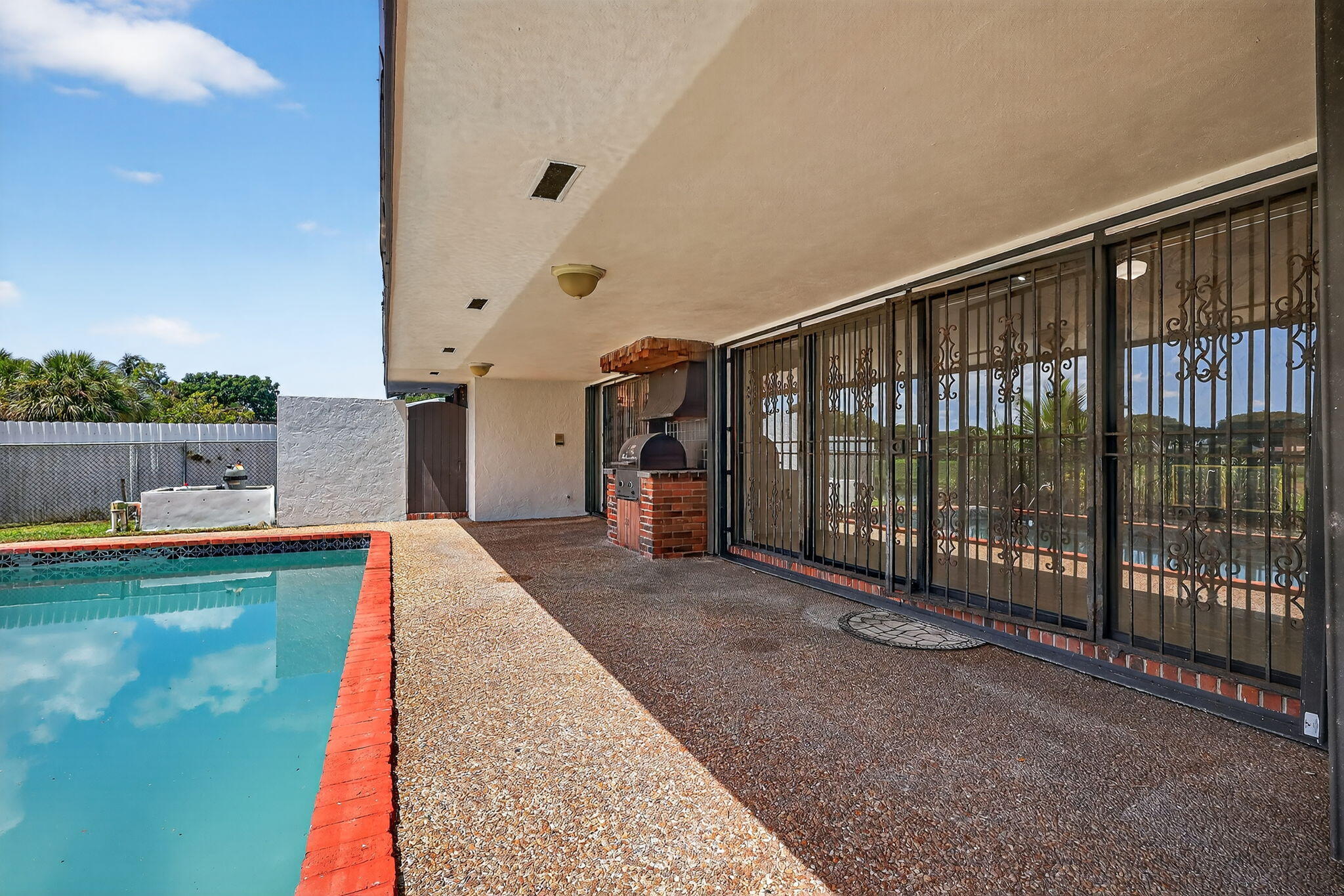 19811 W Oakmont Drive