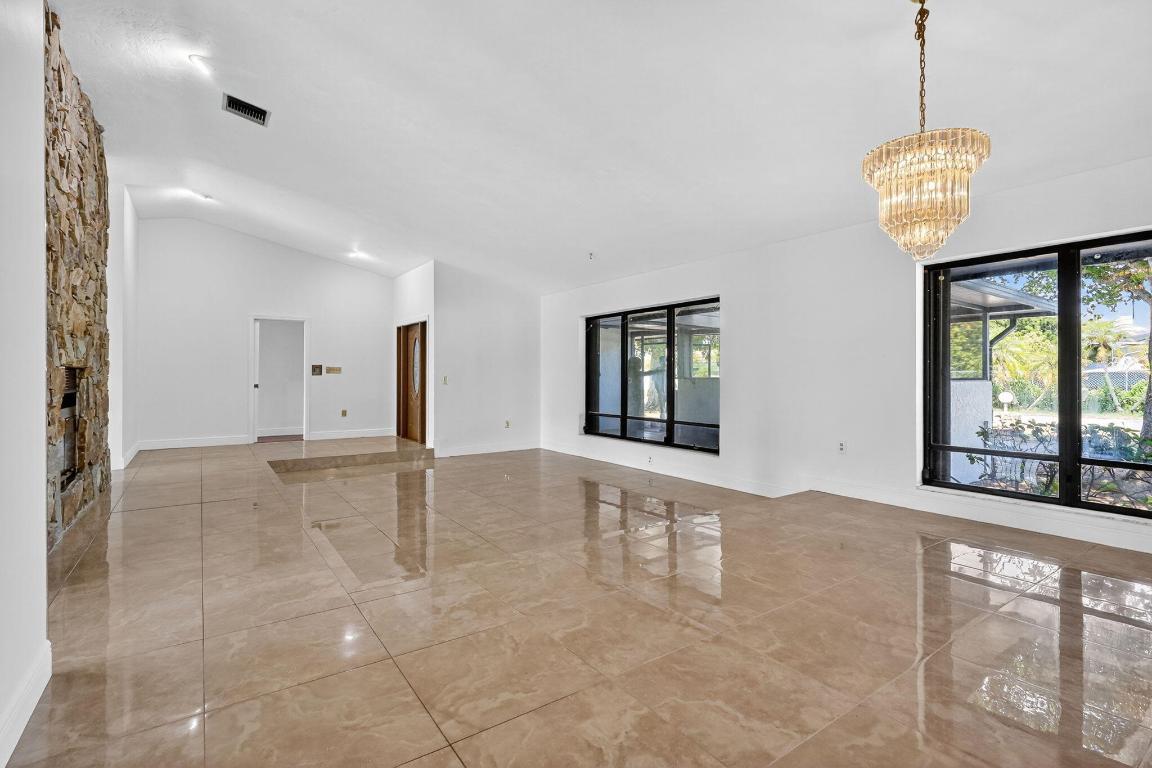 19811 W Oakmont Drive