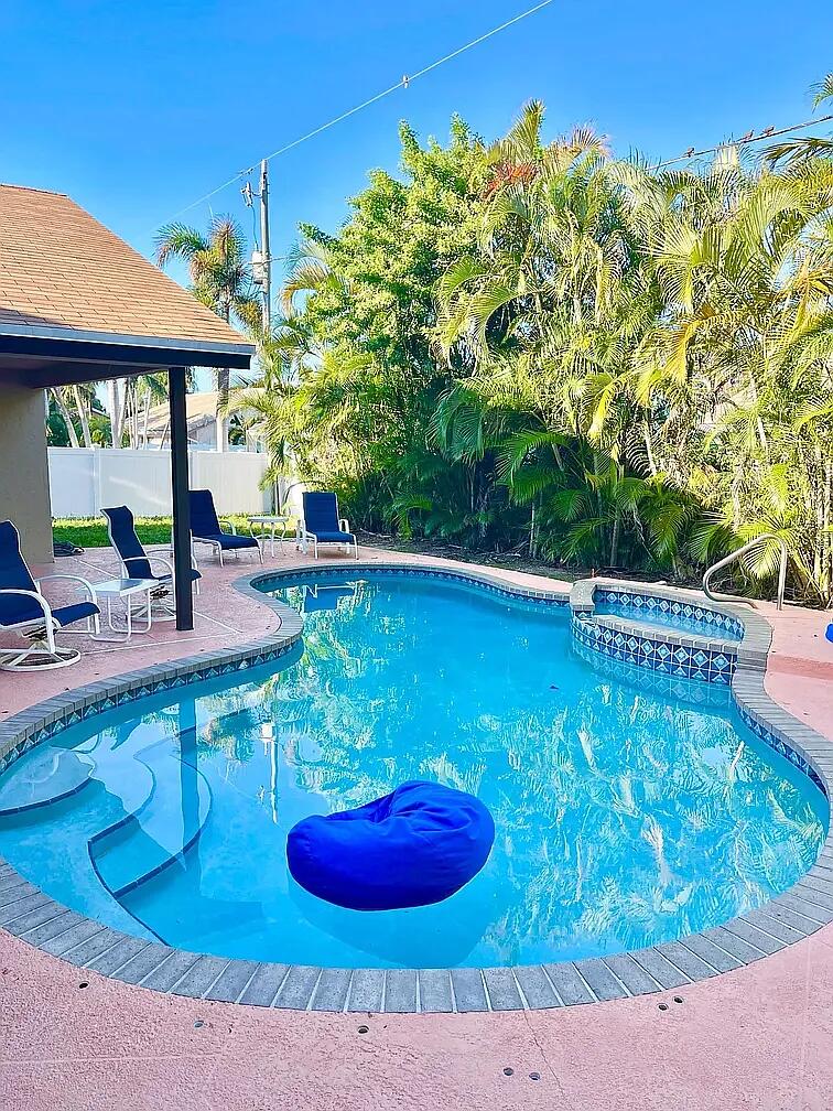 7689 W Country Club Boulevard