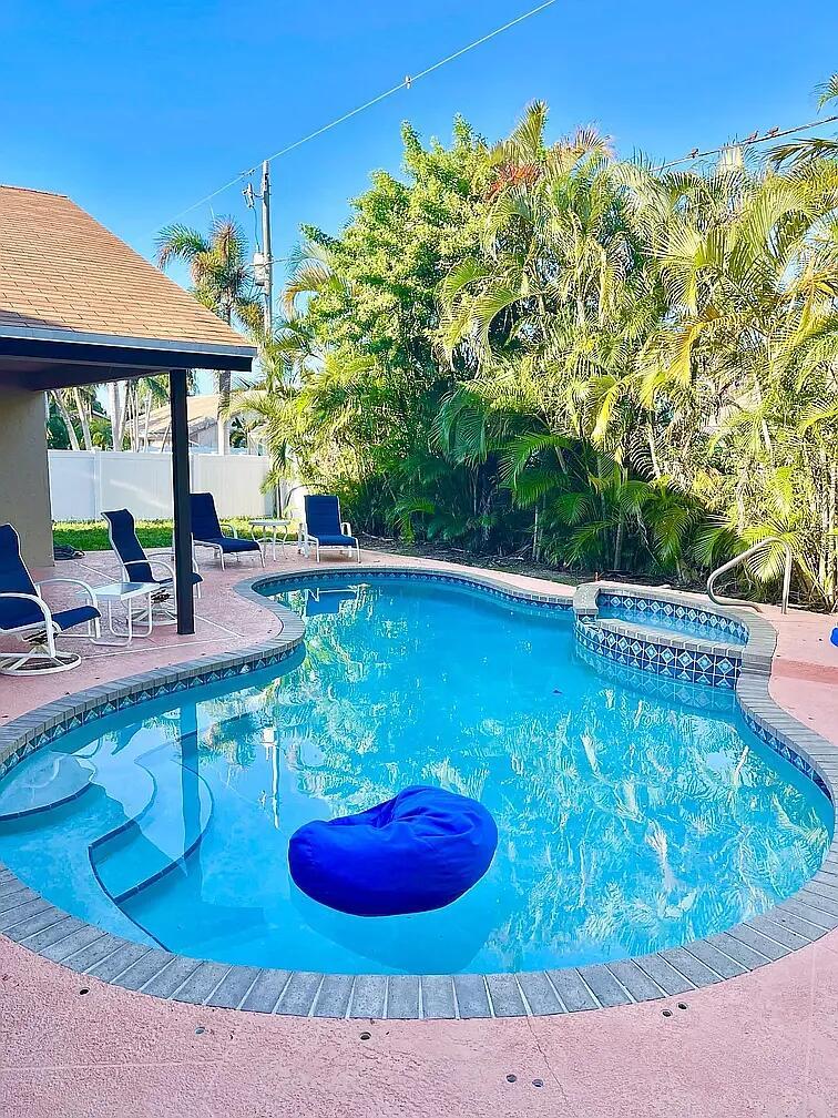 7689 W Country Club Boulevard