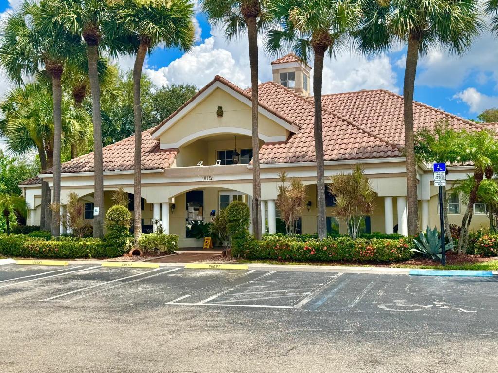 815 W Boynton Beach Boulevard 15-206