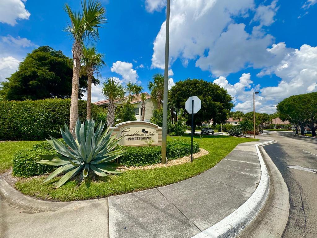 815 W Boynton Beach Boulevard 15-206