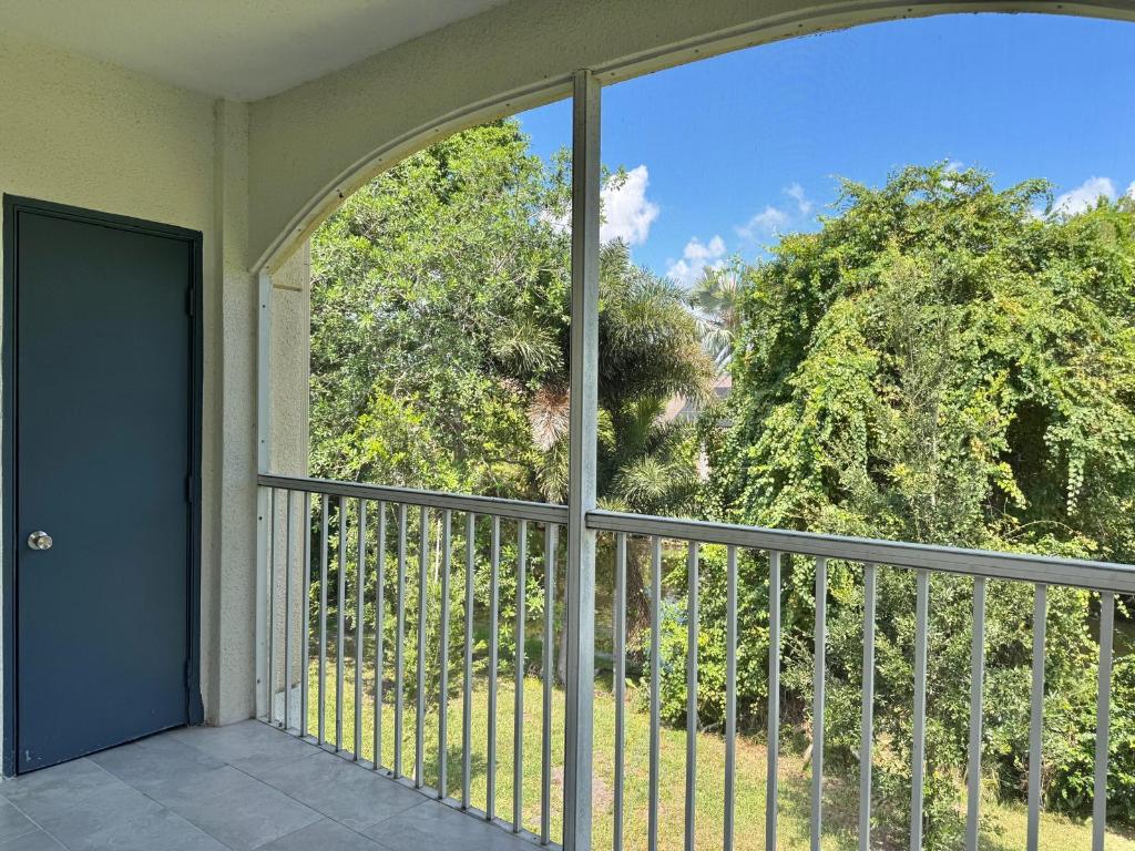 815 W Boynton Beach Boulevard 15-206