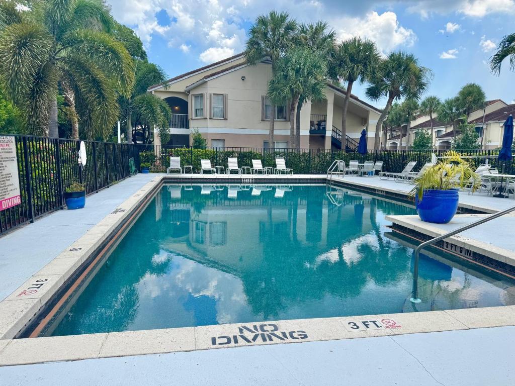 815 W Boynton Beach Boulevard 15-206