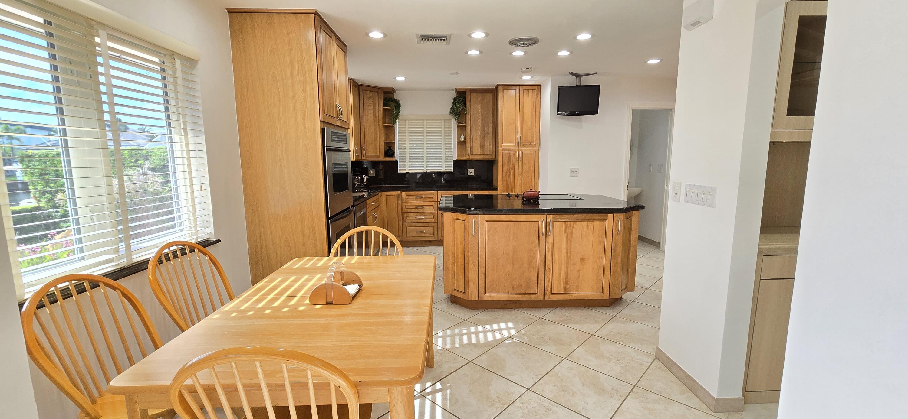 4011 NE 27th Terrace