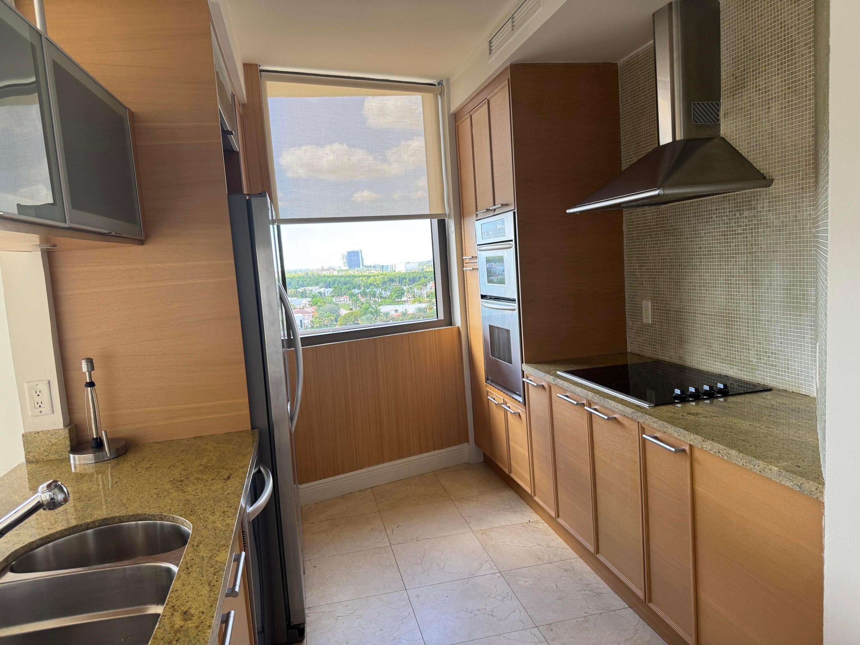 16275 Collins Avenue #1004