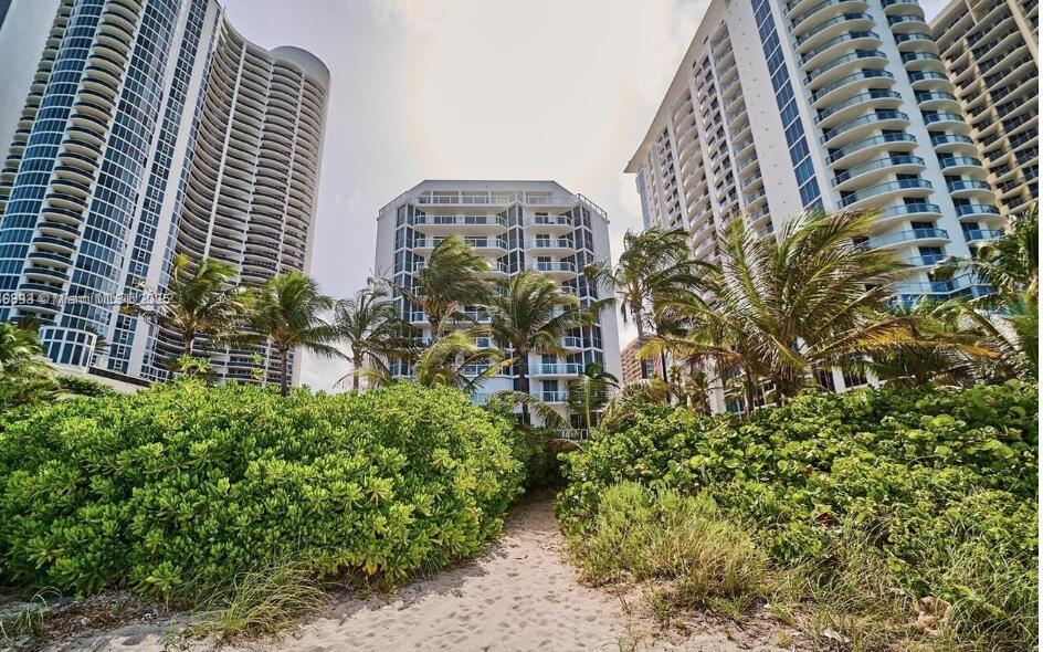 17275 Collins Avenue 405