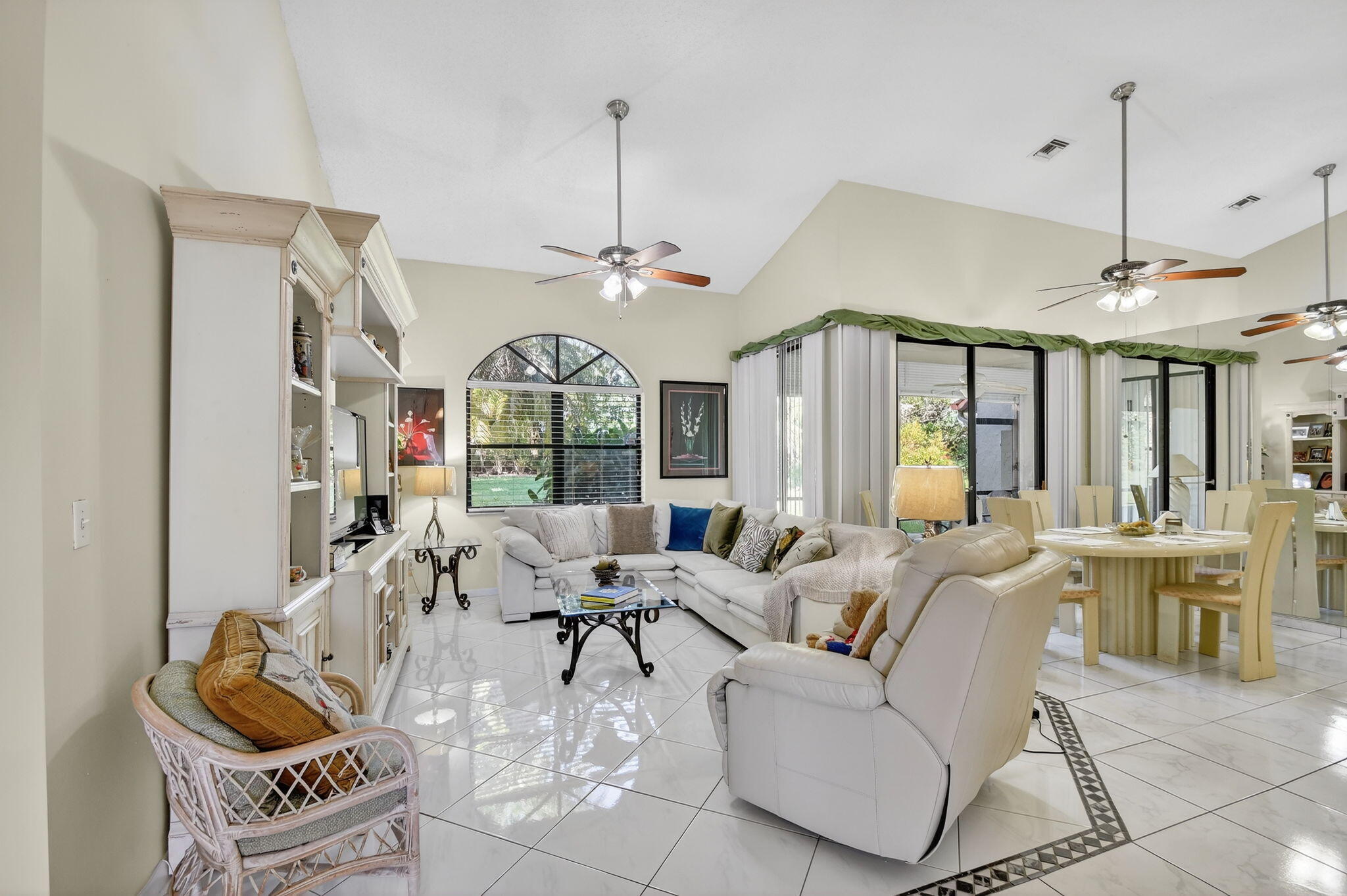 7147 Le Chalet Boulevard