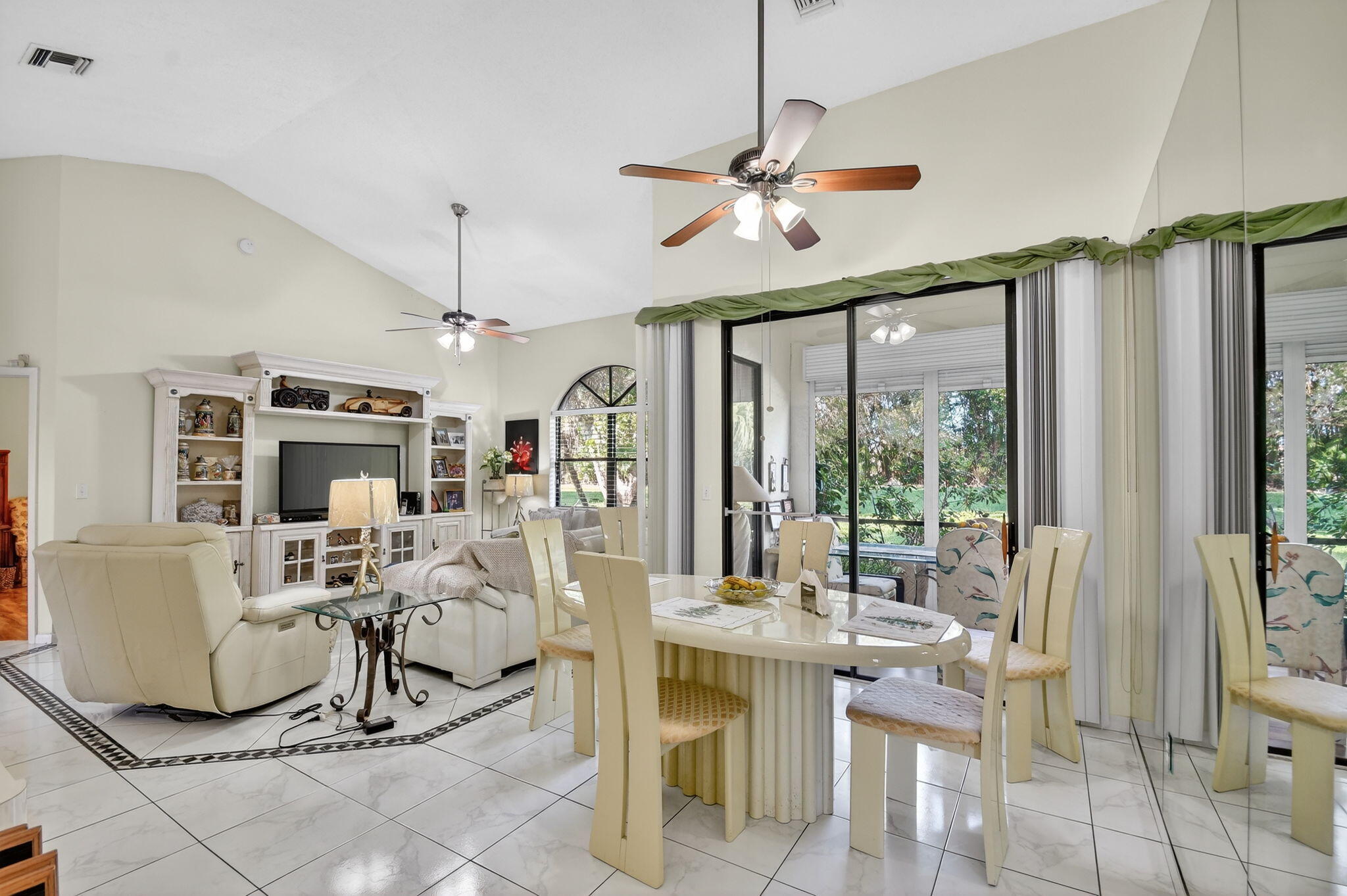 7147 Le Chalet Boulevard