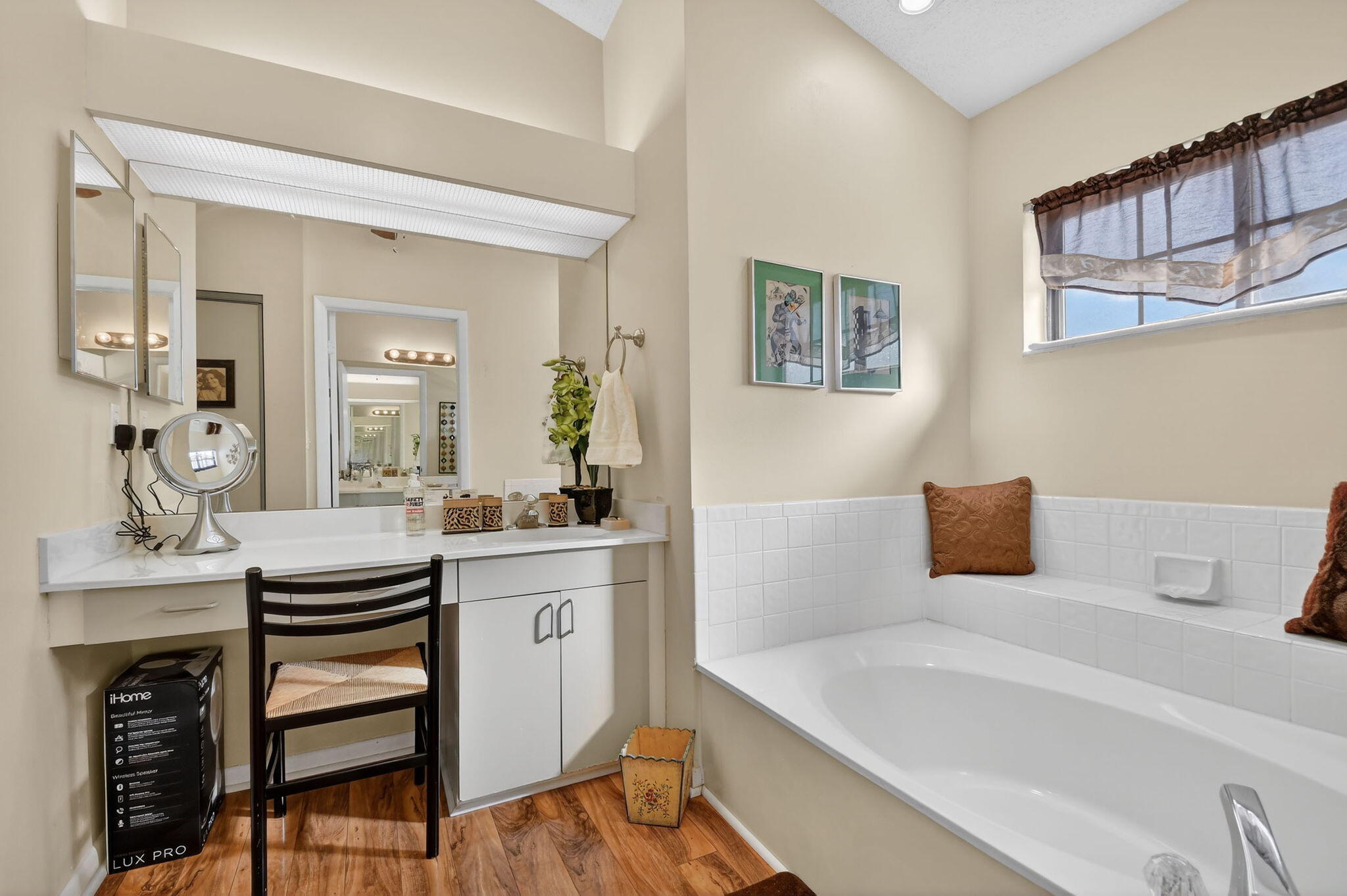 7147 Le Chalet Boulevard