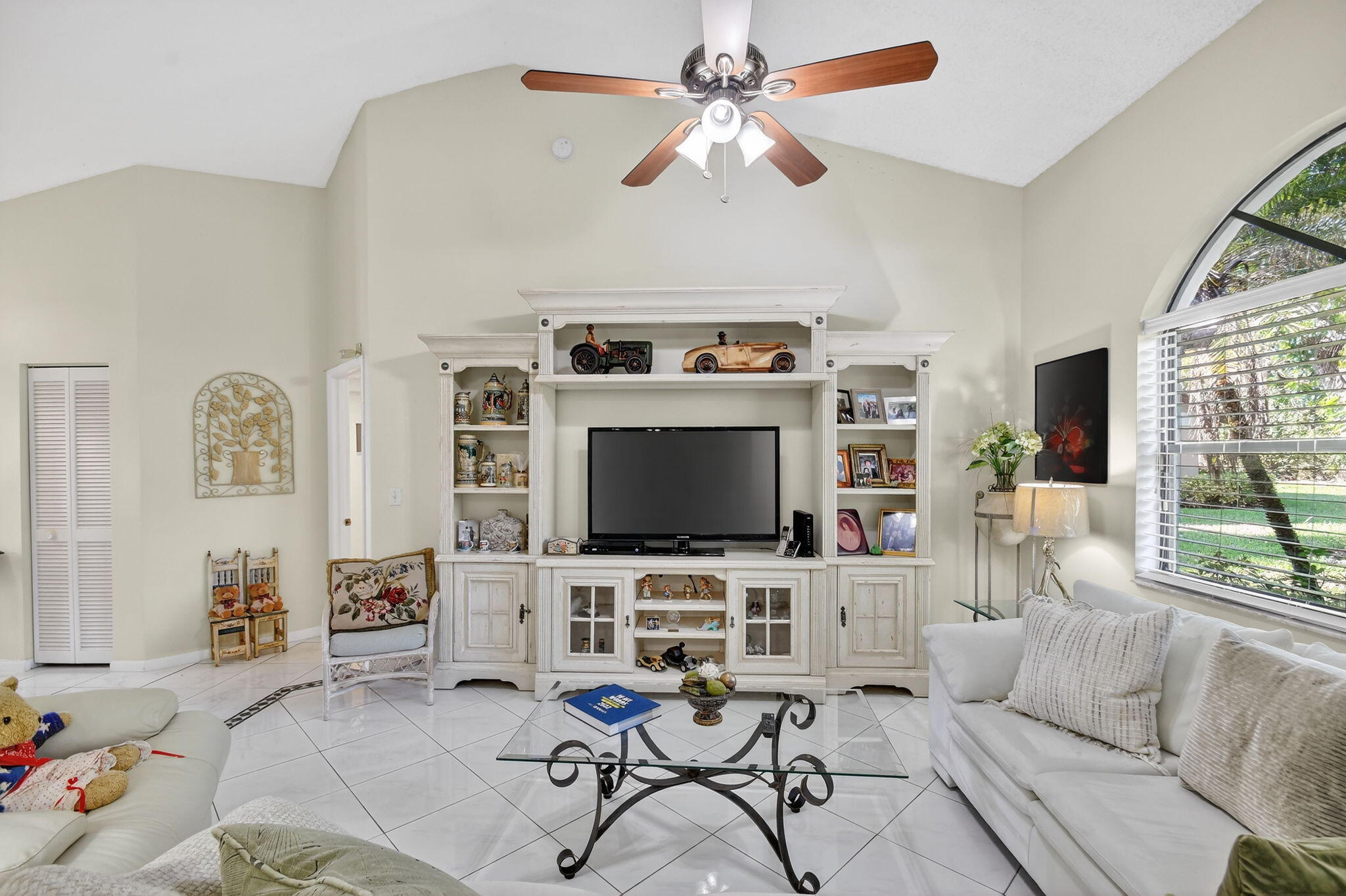 7147 Le Chalet Boulevard