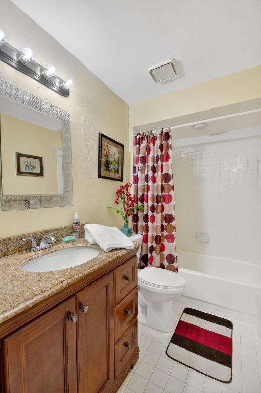 7147 Le Chalet Boulevard