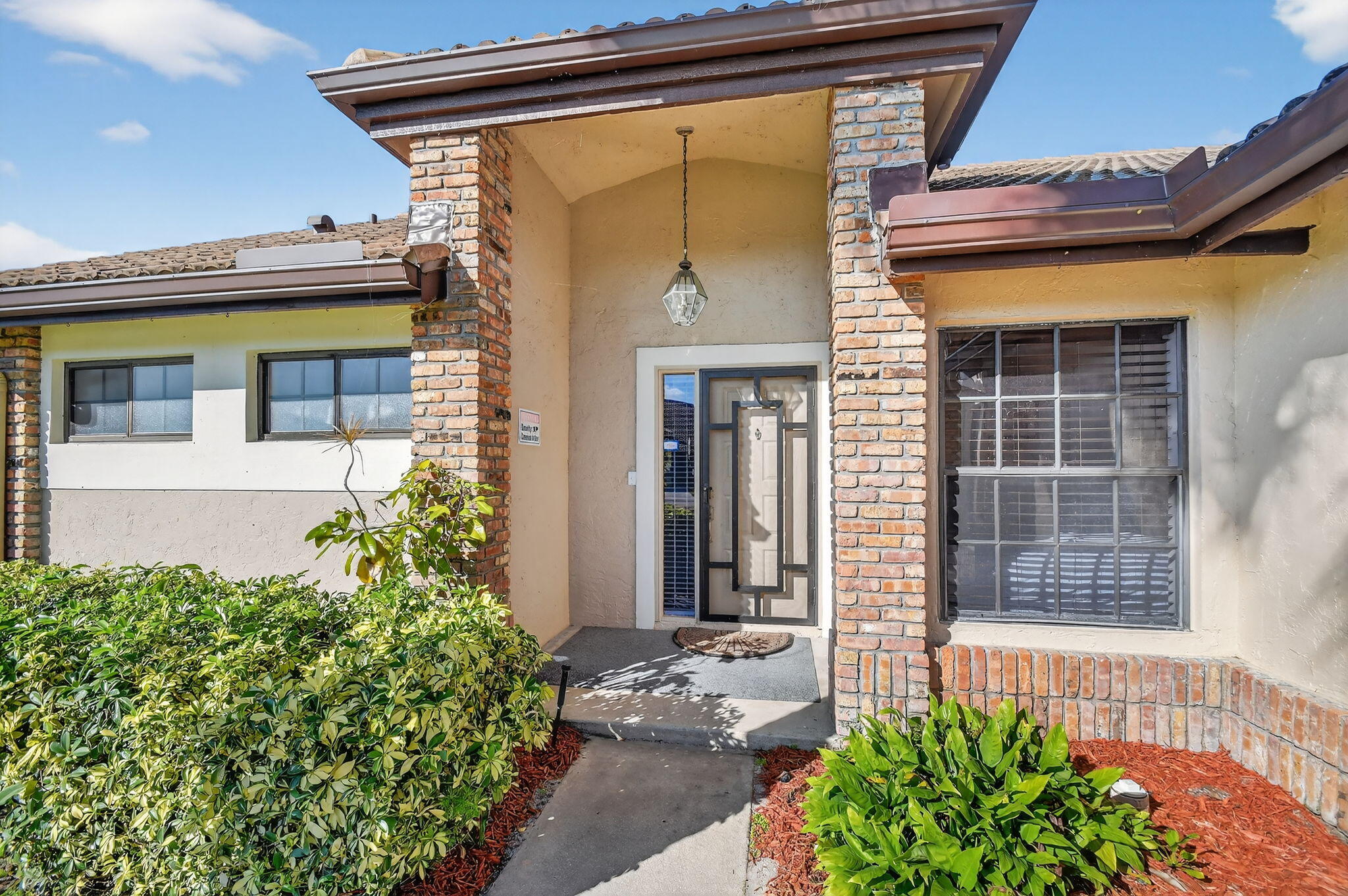 7147 Le Chalet Boulevard