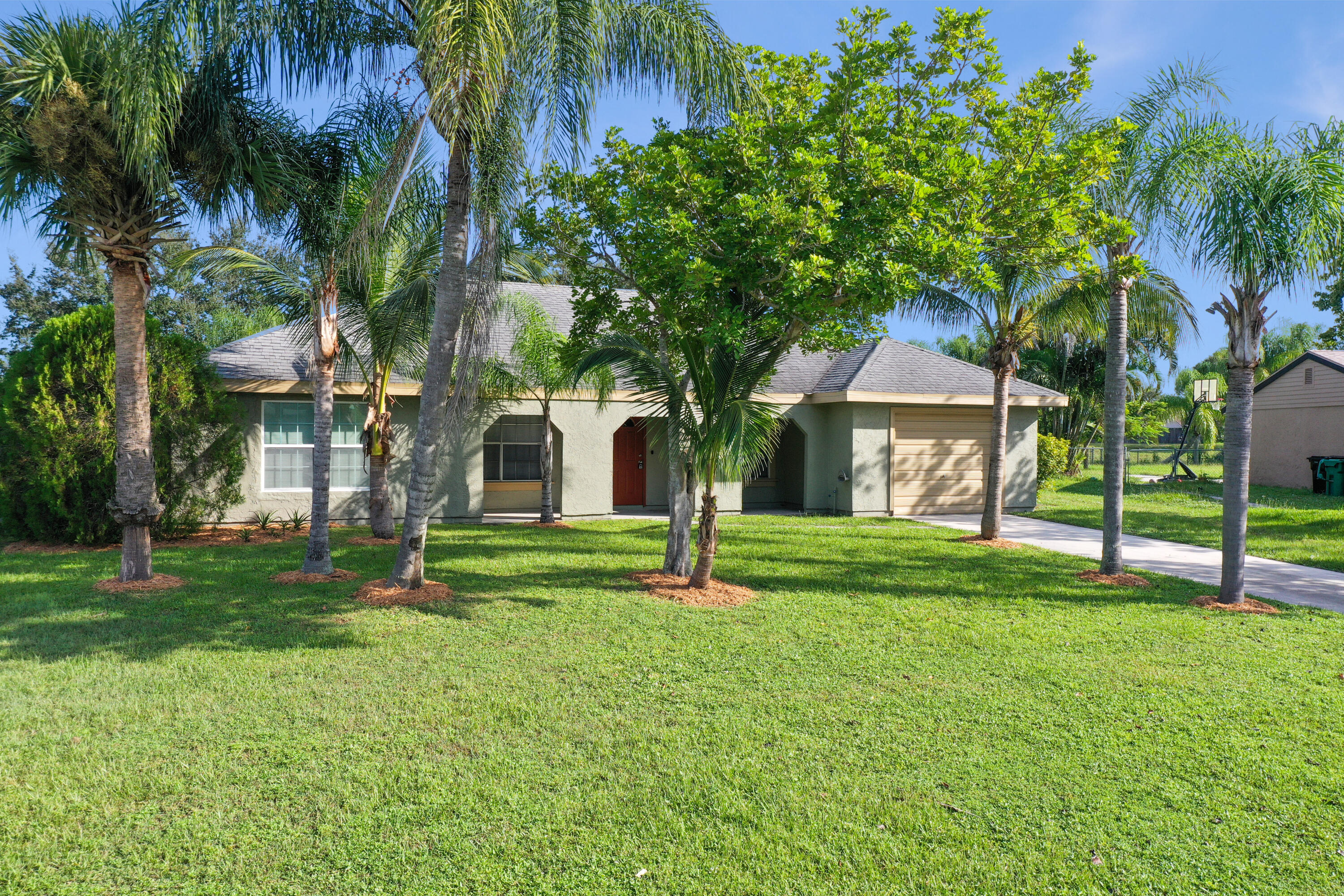 737 SW Belmont Circle