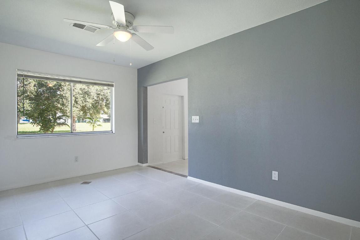 737 SW Belmont Circle