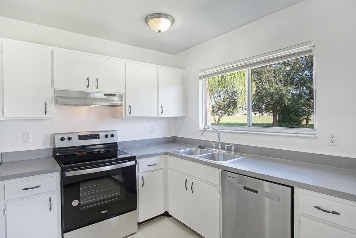 737 SW Belmont Circle