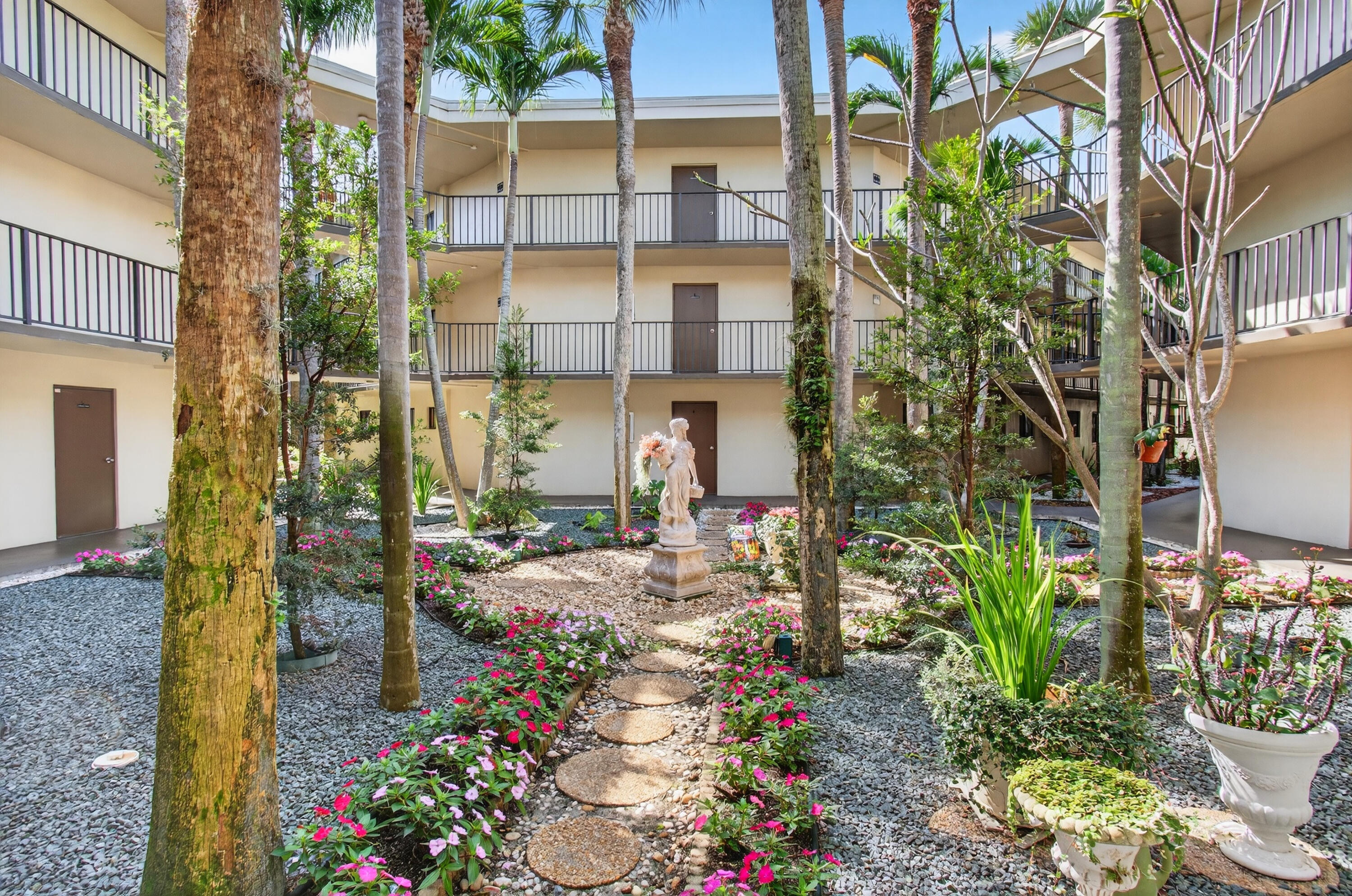 5130 Las Verdes Circle 207